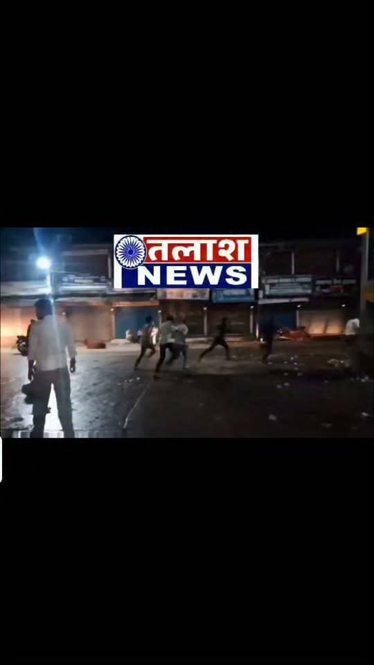 सीधी में दो गुटों में जमकर मारपीट, वीडियो सोशल मीडिया पर वायरल
सोनांचल बस स्टैंड स्थित हनुमान मंदिर के पास देर रात हुई घटना; मारपीट की वजह फिलहाल अज्ञात, सिटी कोतवाली क्षेत्र का मामला
सीधी। शहर के सोनांचल बस स्टैंड स्थित हनुमान मंदिर के पास देर रात दो गुटों के बीच जमकर मारपीट होने का मामला सामने आया है। घटना का एक वीडियो सोशल मीडिया पर सामने आया है, जिसमें कुछ लोग आपस में मारपीट करते हुए दिखाई दे रहे हैं।
बताया जा रहा है कि घटना देर रात की है। मारपीट किस बात को लेकर शुरू हुई, इसकी वजह फिलहाल स्पष्ट नहीं हो सकी है। घटना की जानकारी सामने आने के बाद मामले को लेकर स्थानीय स्तर पर चर्चाएं तेज हैं।
मामला सिटी कोतवाली थाना क्षेत्र का बताया जा रहा है। पुलिस की ओर से घटना की पुष्टि और मारपीट के कारणों को लेकर आधिकारिक जानकारी सामने आने के बाद स्थिति और स्पष्ट हो सकेगी।
#सीधी #Sidhi #मध्यप्रदेश #MPNews #सीधी_न्यूज #BreakingNews #ViralVideo #मारपीट #CityKotwali