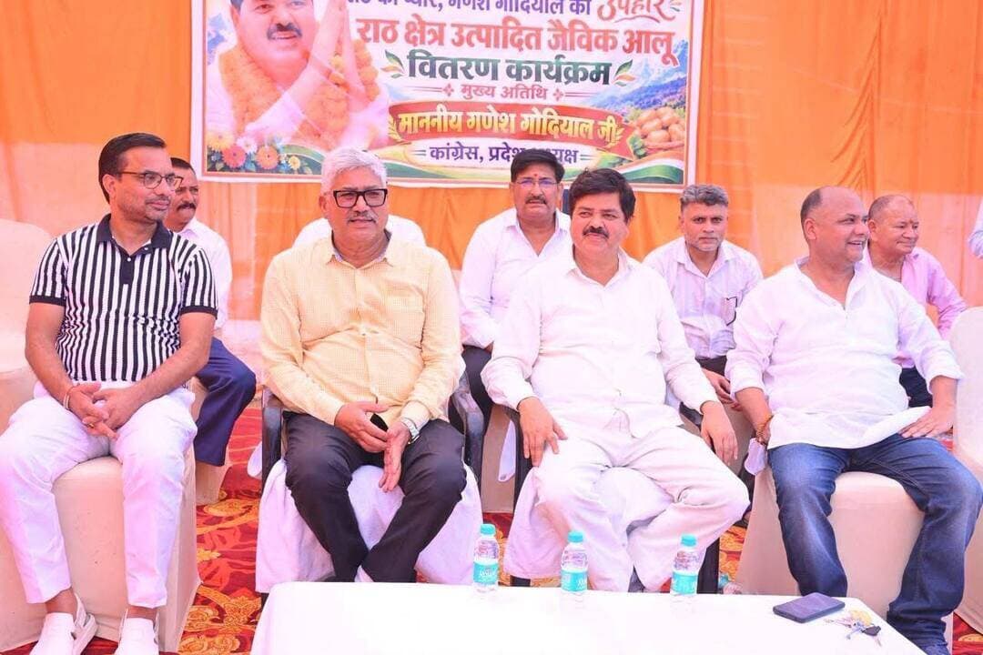 श्रीनगर में गोदियाल ने महिलाओं को बांटे राठ क्षेत्र के आलू
श्रीनगर। श्रीनगर में आयोजित कार्यक्रम के दौरान कांग्रेस नेता गोदियाल ने महिलाओं को राठ क्षेत्र के आलू वितरित किए। इस दौरान बड़ी संख्या में महिलाएं मौजूद रहीं। कार्यक्रम में स्थानीय उत्पाद और पहाड़ की संस्कृति एवं परंपराओं को जोड़ने का संदेश दिया गया।
कांग्रेस नेता सुधांशु नोडियाल ने कार्यक्रम की जानकारी देते हुए कहा कि राठ क्षेत्र के आलू सैमलोण ध्याणियों के लिए भेंट के रूप में दिए गए हैं। उन्होंने कहा कि पहाड़ की संस्कृति और विरासत में ध्याणियों का विशेष स्थान है। मायके से बेटियों के प्रति स्नेह और अपनत्व की परंपरा को आगे बढ़ाते हुए यह भेंट दी गई है।
उन्होंने कहा कि राठ क्षेत्र के स्थानीय उत्पादों को संस्कृति और परंपराओं से जोड़ने से न केवल पहाड़ की विरासत को सहेजने में मदद मिलेगी, बल्कि स्थानीय उत्पादों को भी पहचान मिलेगी। कार्यक्रम के दौरान महिलाओं ने इस पहल की सराहना की।