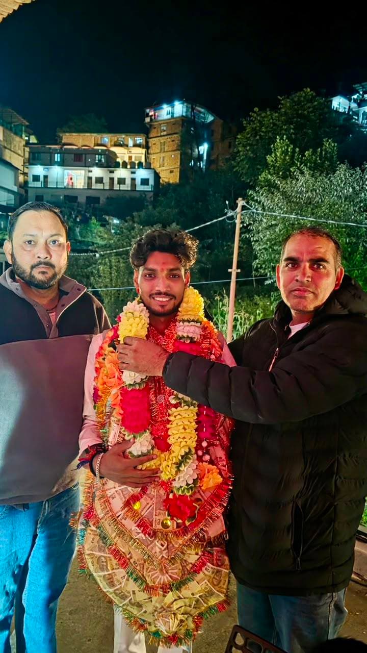 चुनाव जीतने के बाद पहली बार गांव पहुंचे अमन कुनियाल, ग्रामीणों ने किया भव्य स्वागत
रुद्रप्रयाग। सह सचिव पद पर चुनाव जीतने के बाद अमन कुनियाल पहली बार अपने गांव सीतापुर पहुंचे। गांव पहुंचने पर ग्रामीणों और समर्थकों ने उनका फूल-मालाओं के साथ भव्य स्वागत किया और जीत की बधाई दी।
इस दौरान अमन कुनियाल ने सभी कार्यकर्ताओं और समर्थकों के साथ त्रियुगीनारायण मंदिर पहुंचकर दर्शन किए और पूजा-अर्चना की। उन्होंने मंदिर में क्षेत्र की सुख-समृद्धि और सभी के उज्ज्वल भविष्य की कामना की।
गांव पहुंचने पर आयोजित स्वागत कार्यक्रम में ग्रामीणों और कार्यकर्ताओं में खासा उत्साह देखने को मिला। समर्थकों ने उन्हें नई जिम्मेदारी के लिए शुभकामनाएं देते हुए उम्मीद जताई कि वे सह सचिव पद की जिम्मेदारी का पूरी निष्ठा और ईमानदारी से निर्वहन करेंगे।
अमन कुनियाल ने ग्रामीणों और कार्यकर्ताओं का आभार जताते हुए कहा कि यह जीत सभी के सहयोग और विश्वास का परिणाम है। उन्होंने कहा कि वे संगठन और क्षेत्र के हित में पूरी जिम्मेदारी के साथ कार्य करने का प्रयास करेंगे।