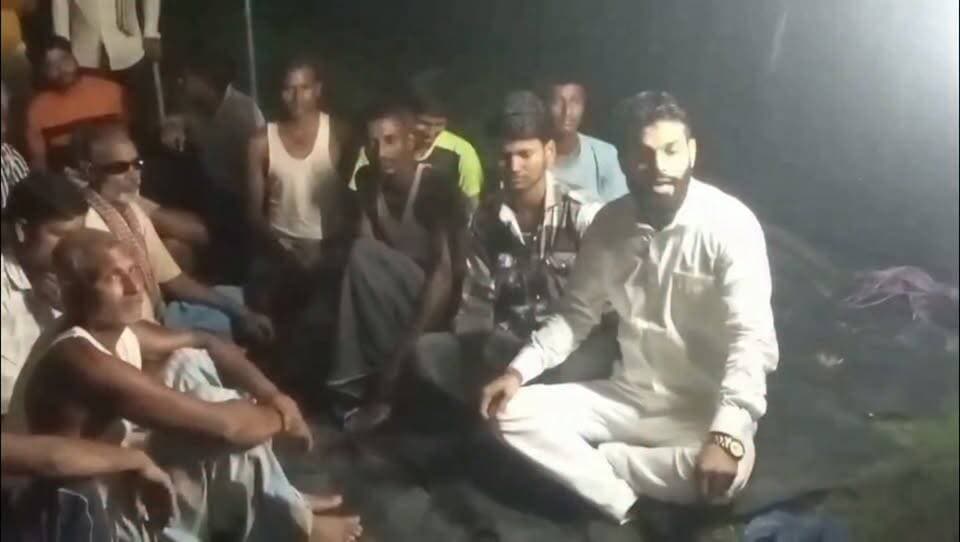 कैमूर जिले के रामपुर प्रखंड के कुड़ारी पंचायत के धवपोखर के ये ग्रामीण किसी बड़ी समस्या की निदान के लिए अनिश्चित कालीन हड़ताल पर नहीं बैठे हैं,सरकार एक तरफ सड़कों का जाल बिछा रही है गांव,टोला और छोटे कस्बों को मुख्य सड़क और मुख्य धारा में जोड़ने के लिए करोड़ों खर्च हो रहे हैं लेकिन आज भी इस गांव में जाने के लिए पक्की सड़क नहीं है जिसको लेकर यहां की ग्रामीण हड़ताल पर हैं इनकी मांग सड़क बनाना है,ग्रामीणों का मुझे भी कॉल आया था कल मैं भी जाऊंगा और यहां की समस्या पर ग्राउंड रिपोर्टिंग करेंगे कि आखिर क्या सच में इस गांव में जाने के लिए सड़क नहीं है और कौन सी समस्या से यहां के ग्रामीण जूझ रहे हैं!! स्थानीय लोगों ने शेयर किया वीडियो.....