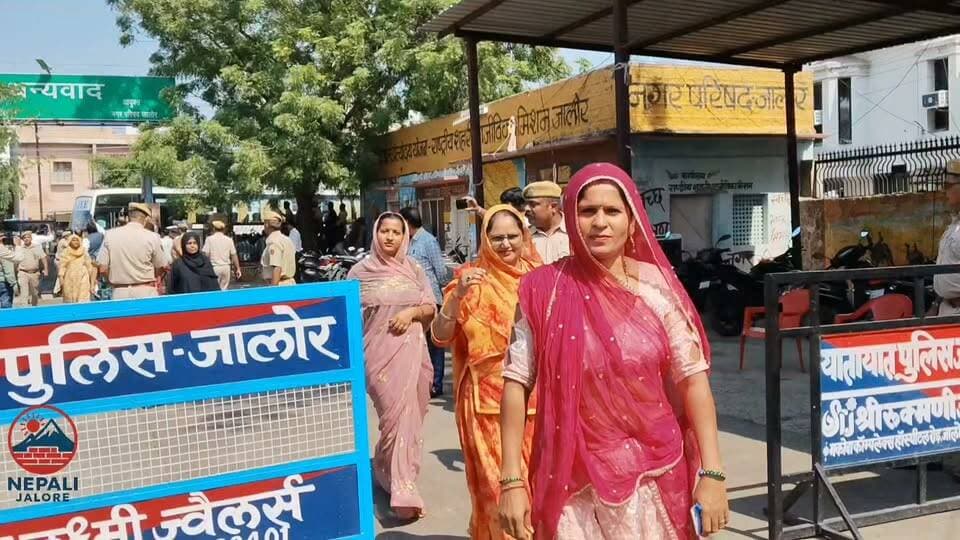 जालोर नगरपरिषद सभापति चुनाव के लिए निर्दलीय हुक्मीचंद, नर्मदा व बसंती देवी के साथ कांग्रेस खेमे के भी 19 पार्षद मतदान देने पहुंचे।