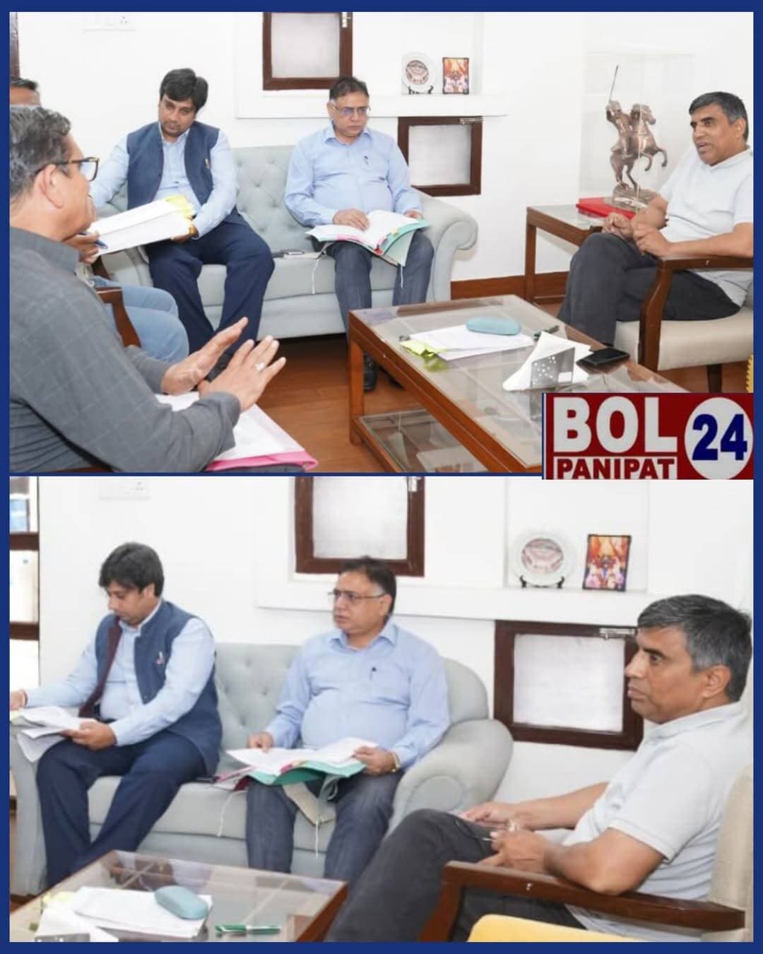 हरियाणा के 250 पीएम श्री स्कूलों का होगा कायाकल्प, आधुनिक सुविधाओं से लैस होंगे विद्यालय- मंत्री महीपाल ढांडा
हरियाणा के शिक्षा मंत्री महीपाल ढांडा ने कहा कि राज्य सरकार प्रदेश के राजकीय स्कूलों के बुनियादी ढांचे को और अधिक सुदृढ़ तथा आधुनिक बनाने के लिए निरंतर प्रयासरत है। इसी कड़ी में प्रदेश के 250 'पीएम श्री' स्कूलों को विशेष रूप से लाइब्रेरी, ग्रीन कैंपस, डिजिटल क्लासरूम, स्मार्ट क्लासरूम और अत्याधुनिक प्रयोगशालाओं (लैब) के रूप में विकसित किया जा रहा है। इन विद्यालयों की लाइब्रेरी में बेहतरीन इंफ्रास्ट्रक्चर उपलब्ध करवाया जाएगा ताकि विद्यार्थियों को गुणवत्तापूर्ण शिक्षा और अनुकूल शैक्षणिक वातावरण मिल सके।
शिक्षा मंत्री सोमवार को चंडीगढ़ स्थित अपने सरकारी आवास पर शिक्षा विभाग के वरिष्ठ अधिकारियों के साथ आयोजित समीक्षा बैठक की अध्यक्षता कर रहे थे। बैठक में स्कूलों के कायाकल्प, मूलभूत सुविधाओं के विस्तार और खेल गतिविधियों को बढ़ावा देने जैसे महत्वपूर्ण विषयों पर विस्तृत चर्चा की गई।
शिक्षा मंत्री ने अधिकारियों को निर्देश कहा कि राजकीय स्कूलों के कायाकल्प का कार्य एक तय समय सीमा के भीतर हर हाल में पूरा किया जाए। उन्होंने कहा कि विकास कार्यों और शैक्षणिक व्यवस्था में किसी भी प्रकार की ढिलाई या लापरवाही बर्दाश्त नहीं की जाएगी। यदि किसी स्तर पर कार्य में देरी होती है तो संबंधित अधिकारियों की जवाबदेही तय की जाएगी।
खेलों के क्षेत्र में हरियाणा की उपलब्धियों का जिक्र करते हुए शिक्षा मंत्री श्री महीपाल ढांडा ने कहा कि हरियाणा देश में 'खेलों का हब' है और यहां की माटी ने देश को वैश्विक स्तर पर कई नामी खिलाड़ी दिए हैं। राज्य सरकार का मुख्य लक्ष्य है कि वर्ष 2036 के ओलंपिक खेलों में हरियाणा के खिलाड़ी देश के लिए और अधिक से अधिक पदक जीत सकें।
इस दूरगामी लक्ष्य को हासिल करने के लिए जमीनी स्तर यानी स्कूलों से ही तैयारी शुरू की जा रही है। इसके तहत प्रदेश के राजकीय स्कूलों में खिलाड़ियों के लिए उच्च गुणवत्ता का खेल सामान मुहैया करवाया जाएगा। स्कूलों में खेलों की स्थानीय रुचि और जरूरत के हिसाब से ही खेल सामग्री वितरित की जाएगी ताकि उदीयमान खिलाड़ियों को बचपन से ही सही प्रशिक्षण और संसाधन मिल सकें।
बैठक में हरियाणा स्कूल शिक्षा विभाग के प्रधान सचिव श्री विजय सिंह दहिया, शिक्षा परियोजना परिषद के निदेशक श्री स्वपनिल रवींद्र पाटिल व अन्य अधिकारी मौजूद रहे।
