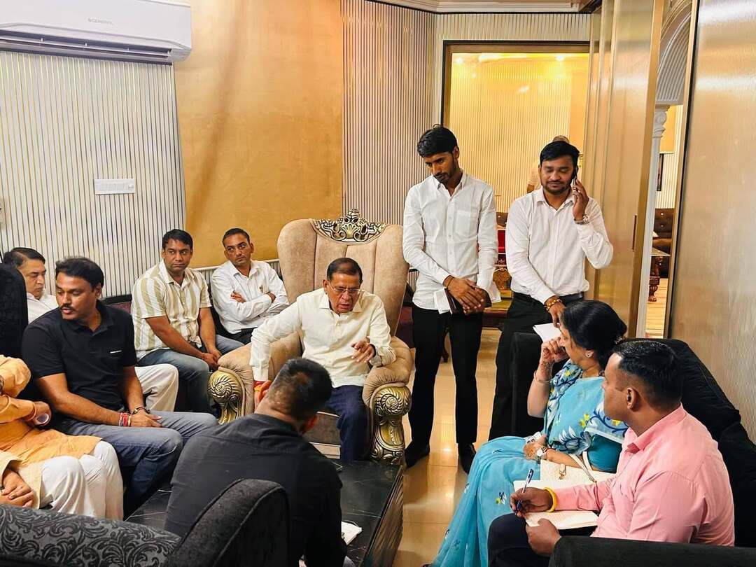 तिगांव में शिक्षा को मजबूत आधार, 10 करोड़ के कार्य प्रगति पर : राजेश नागर
Aonenews अरविन्द बक्शी
करीब 3 करोड़ रुपये के विकास कार्य अगले सोमवार तक होंगे समर्पित
मंत्री राजेश नागर ने 15 स्कूलों में चल रहे सुधार एवं निर्माण कार्यों की समीक्षा की
फरीदाबाद। तिगांव विधानसभा क्षेत्र में शिक्षा के बुनियादी ढांचे को मजबूत करने और स्कूलों में आधुनिक सुविधाएं उपलब्ध कराने की दिशा में विकास कार्यों को गति दी जा रही है। इसी कड़ी में हरियाणा सरकार में मंत्री राजेश नागर ने आज जिला शिक्षा अधिकारी अंशु सिंगला के साथ बैठक कर क्षेत्र के स्कूलों में चल रहे निर्माण, सुधार एवं आधारभूत सुविधाओं से जुड़े कार्यों की प्रगति की समीक्षा की। बैठक में करीब 10 करोड़ रुपये की लागत से चल रहे विकास कार्यों की स्थिति पर विस्तार से चर्चा हुई।
मंत्री राजेश नागर ने बताया कि तिगांव विधानसभा क्षेत्र में इस समय करीब 10 करोड़ रुपये के विभिन्न शिक्षा संबंधी विकास कार्य चल रहे हैं। इनमें नए स्कूलों के निर्माण के साथ-साथ मौजूदा स्कूलों में सुधार, मरम्मत और आवश्यक बुनियादी सुविधाओं के विकास के कार्य शामिल हैं। उन्होंने बताया कि करीब 3 करोड़ रुपये के कार्य अगले सोमवार तक पूरे कर विद्यार्थियों एवं शिक्षण संस्थानों को समर्पित किए जाने का लक्ष्य है। वर्तमान में करीब 15 स्कूलों में विभिन्न विकास एवं सुधार कार्य जारी हैं। इनमें रायपुर कला बॉयज में 18.63 लाख, रायपुर कला प्राथमिक में 24.72 लाख, इस्माइलपुर में 15 लाख, शाहाबाद में 20 लाख, महमदपुर में 14.20 लाख, सेक्टर 30 में 22.27 लाख, मवई में 18.97 लाख, एत्मादपुर में 24.27 लाख, कांवरा में 32.91 लाख, मवई के अन्य स्कूल की नई बिल्डिंग पर 15.80 लाख, वजीरपुर में 25 लाख, भुपानी में 30.44 लाख, अगवानपुर में 27.51 लाख, मवई में पांच कमरों के निर्माण पर 51.10 लाख रुपए के अनुमानित खर्च शामिल हैं।
राजेश नागर ने कहा कि बच्चों को उच्च एवं गुणवत्तापरक शिक्षा उपलब्ध करवाकर उनके बेहतर भविष्य का निर्माण करना सरकार की सर्वोच्च प्राथमिकताओं में है। इसके लिए केवल शिक्षा की गुणवत्ता ही नहीं, बल्कि स्कूलों का वातावरण और बुनियादी ढांचा भी मजबूत किया जा रहा है।
उन्होंने कहा कि हरियाणा की नायब सरकार के कुशल नेतृत्व में शिक्षा के क्षेत्र में निरंतर सकारात्मक बदलाव हो रहे हैं। सरकार शिक्षा के मंदिरों के आधुनिकीकरण पर विशेष ध्यान दे रही है, ताकि विद्यार्थियों को आधुनिक सुविधाओं से युक्त बेहतर शैक्षणिक वातावरण मिल सके।
मंत्री ने कहा कि स्कूलों में होने वाला प्रत्येक विकास कार्य आने वाली पीढ़ी के भविष्य से जुड़ा हुआ है। आधुनिक सुविधाओं से लैस विद्यालय बच्चों को बेहतर अवसर प्रदान करेंगे और उनके सपनों को नई उड़ान देंगे। उन्होंने अधिकारियों को निर्देश दिए कि सभी निर्माण एवं सुधार कार्य निर्धारित समयसीमा में पूरे करवाए जाएं तथा कार्यों की गुणवत्ता से किसी भी प्रकार का समझौता न हो।
उन्होंने अधिकारियों से कहा कि विकास कार्यों की नियमित निगरानी की जाए और जहां कहीं भी कार्य में तेजी लाने की आवश्यकता हो, वहां तत्काल आवश्यक कदम उठाए जाएं। उन्होंने कहा कि सरकार का उद्देश्य तिगांव क्षेत्र के प्रत्येक विद्यार्थी को बेहतर शैक्षणिक वातावरण उपलब्ध करवाना है।
राजेश नागर ने कहा कि बच्चों को बेहतर शिक्षा देना केवल सरकार की जिम्मेदारी नहीं, बल्कि समाज के भविष्य को मजबूत करने का सामूहिक संकल्प है। सरकार इसी सोच के साथ स्कूलों के आधुनिकीकरण और शिक्षा के बुनियादी ढांचे को मजबूत करने पर निरंतर काम कर रही है।