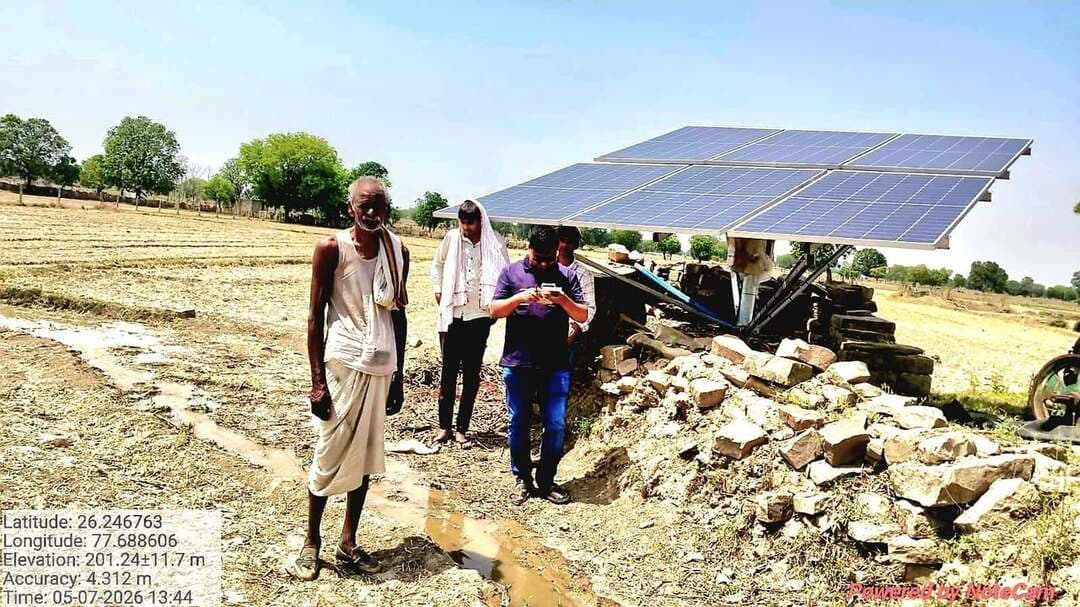 #SuccessStory
#SewaSankalpAbhiyan - सेवा की कहानी
सूरज की रोशनी से खेतों में आई हरियाली, जनवेद धाकड़ के चेहरे पर लौटी मुस्कान
सोलर पंप ने बदली खेती की तस्वीर, सिंचाई की चिंता से मिली मुक्ति और खेती बनी अधिक लाभकारी
किसान के लिए खेत केवल जमीन का टुकड़ा नहीं, बल्कि उसके परिवार की उम्मीदों और भविष्य का आधार होता है। जब फसल को समय पर पानी मिलता है तो खेतों में हरियाली के साथ किसान के मन में भी खुशियां खिल उठती हैं। विकासखंड पहाड़गढ़ के ग्राम कोटसिरथरा निवासी किसान श्री जनवेद धाकड़ के जीवन में सोलर पंप ने इसी बदलाव को साकार किया है। कभी सिंचाई के लिए डीजल की बढ़ती कीमत और बिजली की अनियमित आपूर्ति की चिंता करने वाले श्री जनवेद आज सूरज की रोशनी से अपने खेतों की सिंचाई कर रहे हैं और बेहतर फसल के साथ अपने भविष्य को लेकर पहले से अधिक आश्वस्त हैं।
श्री जनवेद के पास खेती योग्य भूमि है, लेकिन सिंचाई की पर्याप्त और नियमित व्यवस्था लंबे समय से उनके लिए सबसे बड़ी चुनौती थी। खेती के समय पानी की आवश्यकता बढ़ती, तो डीजल की व्यवस्था करने और उसका खर्च उठाने की चिंता भी बढ़ जाती थी। बिजली की उपलब्धता अनिश्चित होने के कारण कई बार उन्हें सिंचाई के लिए इंतजार करना पड़ता था। समय पर पानी नहीं मिलने से फसल प्रभावित होने की आशंका बनी रहती थी और खेती की लागत लगातार बढ़ती जा रही थी।
ऐसे समय में शासन की सोलर पंप योजना उनके लिए उम्मीद की नई किरण बनकर आई। विभागीय योजना के अंतर्गत श्री जनवेद धाकड़ को 90 प्रतिशत अनुदान पर सोलर पंप प्राप्त हुआ। सोलर पंप स्थापित होने के बाद उनकी खेती की तस्वीर धीरे-धीरे बदलने लगी। अब खेतों की सिंचाई के लिए उन्हें डीजल खरीदने की चिंता नहीं रहती और बिजली की उपलब्धता पर निर्भरता भी कम हुई है। सूरज की रोशनी के साथ खेतों तक पहुंचता पानी उनके लिए खेती में नई संभावनाएं लेकर आया है।
श्री जनवेद बताते हैं कि पहले सिंचाई की चिंता हमेशा मन में बनी रहती थी। फसल खड़ी होती थी, लेकिन समय पर पानी मिलेगा या नहीं, यह चिंता साथ-साथ चलती थी। अब सोलर पंप मिलने के बाद परिस्थितियां काफी बदल गई हैं। जब धूप निकलती है, तो सोलर पंप से खेतों में पानी पहुंचता है और समय पर सिंचाई हो जाती है। उन्होंने बताया कि नियमित सिंचाई से उनकी फसलों की स्थिति बेहतर हुई है और उत्पादन में लगभग 25 से 30 प्रतिशत तक की वृद्धि हुई है।
खेतों में लहलहाती फसलों को देखकर श्री जनवेद के चेहरे पर संतोष साफ दिखाई देता है। वे कहते हैं कि किसान के लिए इससे बड़ी खुशी क्या होगी कि उसकी मेहनत से तैयार फसल खेत में अच्छी तरह खड़ी हो और उसे समय पर पानी मिल सके। उनके अनुसार सोलर पंप ने केवल सिंचाई की समस्या का समाधान नहीं किया, बल्कि खेती की लागत कम करने और परिवार के आर्थिक भविष्य को बेहतर बनाने की उम्मीद भी दी है।
श्री जनवेद भावुक होकर बताते हैं कि पहले खेती के साथ खर्च और चिंता दोनों बढ़ते जाते थे। डीजल का खर्च अलग था और बिजली की उपलब्धता को लेकर अनिश्चितता अलग। अब सोलर पंप के कारण डीजल पर होने वाला खर्च समाप्त हो गया है। बचत के साथ मन को जो संतोष मिला है, वह उनके लिए इस योजना का सबसे बड़ा लाभ है। वे कहते हैं कि अब खेत में पानी की धार के साथ उन्हें अपने परिवार के बेहतर भविष्य की तस्वीर भी दिखाई देती है।
वे अन्य किसानों से भी शासन की सोलर पंप योजना का लाभ लेने की अपील करते हुए कहते हैं कि आज खेती में नई तकनीक का उपयोग जरूरी है। यदि किसान शासन की योजनाओं की जानकारी लेकर उनका लाभ उठाएं, तो खेती को अधिक सुविधाजनक और लाभकारी बनाया जा सकता है। उनके लिए सोलर पंप अब केवल एक सिंचाई उपकरण नहीं, बल्कि आत्मनिर्भर खेती की दिशा में बढ़ाया गया एक महत्वपूर्ण कदम है।
मुरैना जिले में भी सोलर पंप योजना के प्रति किसानों का रुझान बढ़ रहा है। वर्तमान में 455 किसानों द्वारा सोलर पंप के लिए आवेदन किए गए हैं, जिनमें से मार्च एवं अप्रैल माह में 115 किसानों के खेतों में सोलर पंप स्थापित किए जा चुके हैं। सौर ऊर्जा आधारित सिंचाई व्यवस्था किसानों की खेती की लागत कम करने के साथ उन्हें ऊर्जा के वैकल्पिक और पर्यावरण अनुकूल स्रोत से जोड़ने की दिशा में महत्वपूर्ण पहल है।
#JansamparkMP #morena2026 #Morena #MadhyaPradesh Jansampark Madhya Pradesh