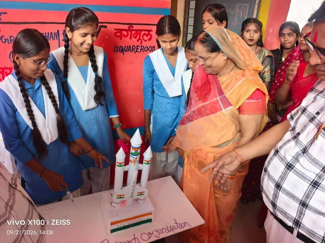 सेवा संकल्प अभियान के तहत कस्तूरबा गांधी बालिका छात्रावास रजपुरा में विविध कार्यक्रम हटा विधायक उमादेवी शामिल हुई
==
प्रधानमंत्री श्री नरेन्द्र मोदी जी के जन्मदिन के अवसर पर सेवा संकल्प अभियान के तहत कस्तूरबा गांधी बालिका छात्रावास रजपुरा में चित्रकला, पेंटिंग, रंगोली प्रतियोगिता आयोजित की गई। कार्यक्रम में मुख्य अतिथि हटा विधायक उमादेवी शामिल हुई। विधायक उमादेवी खटीक ने यहां रंगोली कला, विज्ञान के मॉडल की प्रदर्शनी का अवलोकन किया और बेहतर प्रदर्शन करने वाली छात्रों को शील्ड देकर सम्मानित किया।
विधायक श्रीमती खटीक ने छात्राओं को सम्बोधित करते हुए उनसे लगातार पढाई करके आगे बढ़ने की अपील की। भाजपा जिला उपाध्यक्ष पण्डित लक्ष्मण प्रसाद तिवारी ने भी बेटियों से शिक्षा और माता पिता की आज्ञा पालन करने की सीख दी।