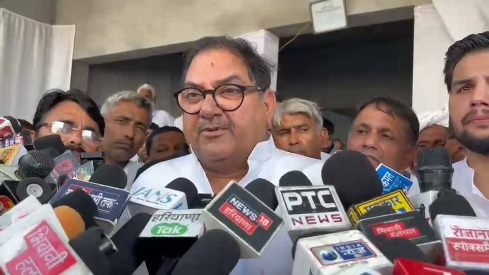 🔴 भिवानी पहुंचे इनेलो नेता अभय चौटाला का कांग्रेस और सरकार पर तीखा प्रहार: '27 सितंबर के बाद प्रदेश में होगा बड़ा राजनीतिक बदलाव'
“जो घरों में बैठे थे, आज चौकों पर नाक रगड़ते घूम रहे हैं...” 💥
भिवानी में इनेलो नेता अभय चौटाला ने कांग्रेस और मौजूदा व्यवस्था पर साधा तीखा निशाना। 27 सितंबर की रैली से प्रदेश में बड़े राजनीतिक बदलाव का किया दावा।
#AbhayChautala #INLD #HaryanaNews #HaryanaPoliticalUpdate #BhiwaniNews #Khabar #ViralVideo #PoliticsToday #AbhaySinghChautala #INLD #Bhiwani #HaryanaPolitics #Chautala #BhupinderHooda #KisanAandolan #HaryanaNews #breakingnewstamil