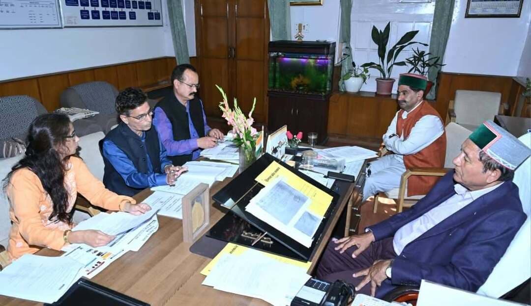 बीटल प्रभावित मधुमक्खी पालकों को प्रदान की जाएगी 30 प्रतिशत राहत राशि
राजस्व, बागवानी, जनजातीय विकास एवं जनशिकायत निवारण मंत्री जगत सिंह नेगी ने आज यहां बागवानी विभाग के अधिकरियों के साथ कांगड़ा जिले में मधुमक्खी पालकों को हुए नुकसान को लेकर बैठक की। कांगड़ा, बंड्डी, नागण, फट और कल्याड़ा क्षेत्र में छोटे छत्ते वाले भृंग, एथिना टुमिडा मरे के प्रसार के कारण मधुमक्खी पालकों को भारी नुकसान हुआ है।
बैठक में अवगत करवाया गया कि बीटल के हमले से मधुमक्खी पालकों को भारी नुकसान हुआ है। यह बीटल बॉक्स में अपना लारवा छोड़ता है और कुछ ही दिनों में शहद और मधुमक्खी की कॉलोनी को भारी नुकसान पहुंचाता है।
बागवानी मंत्री ने कहा कि प्रभावित मधुमक्खी पालकों को 30 प्रतिशत राहत राशि प्रदान की जाएगी। उन्होंने बागवानी विभाग के अधिकारियों को शहद का विपणन बिग बास्केट के माध्यम से करने के लिए एक विस्तृत प्रस्ताव बनाकर प्रदेश सरकार को प्रस्तुत करने के निर्देश भी दिए।
बैठक में उप-मुख्य सचेतक केवल सिंह पठानिया ने बताया कि प्रदेश में मधुमक्खी पालन एक महत्वपूर्ण व्यवसाय हैं। यह किसानों व बागवानों की आय का प्रमुख स्रोत भी है। उन्होंने मधुमक्खी पालकों को हुए नुकसान का मामला मुख्यमंत्री के समक्ष भी उठाया था।
बैठक में निदेशक बागवानी सतीश कुमार, एचपी शिवा परियोजना निदेशक समीर राणा और वरिष्ठ अधिकारी उपस्थित थे।
.0.