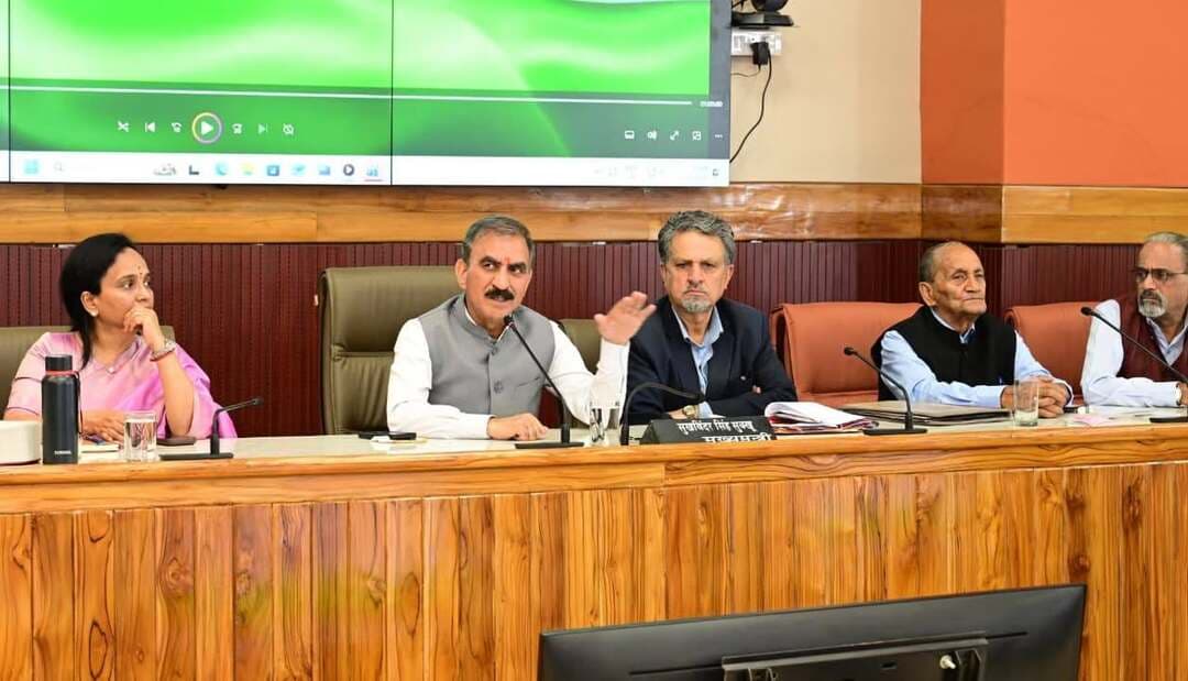 अक्तूबर में क्लास-III पेंशनरों को 30 प्रतिशत और क्लास-I व II पेंशनरों को 15 प्रतिशत पेंशन एरियर मिलेगाः मुख्यमंत्री
प्रदेश सरकार पेंशनरों की समस्याओं के समाधान के लिए प्रतिबद्धः मुख्यमंत्री
मुख्यमंत्री ने हिमाचल प्रदेश पेंशनर्स ज्वाइंट फ्रंट के साथ बैठक की अध्यक्षता की
मुख्यमंत्री ठाकुर सुखविन्द्र सिंह सुक्खू ने कहा कि 1 जनवरी, 2016 से 31 दिसंबर, 2022 के बीच सेवानिवृत्त हुए क्लास-III पेंशनरों को उनके पेंशन एरियर का 30 प्रतिशत, जबकि क्लास-I और क्लास-II पेंशनरों को उनके पेंशन एरियर का 15 प्रतिशत एरियर इस वर्ष अक्तूबर माह में प्रदान किया जाएगा।
मुख्यमंत्री ने आज यहां हिमाचल प्रदेश पेंशनर्स ज्वाइंट फ्रंट के साथ आयोजित बैठक को संबोधित करते हुए कहा कि प्रदेश सरकार पेंशनरों और कर्मचारियों के सामने आ रही समस्याओं से अवगत है तथा इनके समाधान के लिए गंभीरता से हर संभव प्रयास कर रही है। उन्होंने कहा कि राज्य सरकार समय-समय पर कर्मचारियों और पेंशनरों को वित्तीय लाभ जारी करती रही है और आने वाले समय में महंगाई भत्ते की एक और किस्त जारी करने पर भी विचार कर रही है।
उन्होंने कहा कि सभी विभागों को पेंशनरों के लंबित चिकित्सा प्रतिपूर्ति दावों का भुगतान करने के निर्देश दिए गए हैं। उन्होंने कहा कि 65 वर्ष से अधिक आयु के सभी पेंशनरों का एरियर सरकार द्वारा पहले ही जारी किया जा चुका है।
श्री सुक्खू ने कहा कि पेंशनरों ने प्रदेश के विकास में महत्वपूर्ण भूमिका निभाई है और हिमाचल प्रदेश की प्रगति में अपना बहुमूल्य योगदान दिया है। उन्होंने कहा कि राज्य सरकार ने कर्मचारियों के हित में, बिना किसी राजनीतिक उद्देश्य के पुरानी पेंशन योजना को बहाल किया, ताकि कर्मचारी सेवानिवृत्ति के बाद सम्मानजनक जीवन व्यतीत कर सकें।
मुख्यमंत्री ने कहा कि जब कांग्रेस सरकार ने सत्ता संभाली थी, तब पूर्व भाजपा सरकार प्रदेश पर 76,000 करोड़ रुपये का कर्ज छोड़ गई थी। इसके अतिरिक्त कर्मचारियों और पेंशनरों की लगभग 10,000 करोड़ रुपये की देनदारियां भी थीं।
उन्होंने कहा कि हिमाचल प्रदेश को वर्ष 1952 से राजस्व घाटा अनुदान मिलता रहा है, लेकिन 16वें वित्त आयोग ने 77 वर्षों से मिल रहे इस अधिकार को बंद कर दिया है। उन्होंने कहा कि आरडीजी केवल प्रदेश सरकार का अधिकार नहीं, बल्कि हिमाचल प्रदेश की जनता का अधिकार है।
उन्होंने कहा कि यदि एक लाख रुपये की वार्षिक आय में से 40,000 रुपये काट लिए जाएं तो क्या स्थिति होगी। हिमाचल प्रदेश आज इसी स्थिति का सामना कर रहा है। प्रदेश को हर वर्ष 8,000 से 10,000 करोड़ रुपये का नुकसान हो रहा है।
मुख्यमंत्री ने कहा कि पिछली भाजपा सरकार ने अपने पांच वर्ष के कार्यकाल के दौरान 54,000 करोड़ रुपये आरडीजी तथा 16,000 करोड़ रुपये जीएसटी मुआवजे के रूप में प्राप्त किए थे। उन्होंने कहा कि यदि पिछली सरकार ने वित्तीय अनुशासन बनाए रखा होता, तो प्रदेश का कर्ज लगभग 30,000 करोड़ रुपये कम किया जा सकता था और कर्मचारियों से संबंधित देनदारियां भी चुकाई जा सकती थीं।
उन्होंने कहा कि पिछली भाजपा सरकार ने पूरे प्रदेश में लगभग 1,000 करोड़ रुपये की लागत से भवनों का निर्माण करवाया था, जिनमें से कई भवन वर्तमान में खाली पड़े हैं जबकि वर्तमान कांग्रेस सरकार को पिछले तीन वर्षों में 17,000 करोड़ रुपये आरडीजी के रूप में प्राप्त हुए हैं और सरकार वित्तीय अनुशासन के साथ आगे बढ़ रही है।
श्री सुक्खू ने कहा कि प्रदेश सरकार द्वारा लिए जा रहे प्रत्येक निर्णय का उद्देश्य हिमाचल प्रदेश को आत्मनिर्भर बनाना और प्रदेश की वित्तीय स्थिति को मजबूत करना है।
हिमाचल प्रदेश पेंशनर्स ज्वाइंट फ्रंट के अध्यक्ष आत्मा राम शर्मा ने कहा कि वर्तमान प्रदेश सरकार ने पेंशनरों के हित में कई महत्वपूर्ण कदम उठाए हैं। उन्होंने इसके लिए मुख्यमंत्री का आभार व्यक्त किया।
बैठक में ज्वाइंट फ्रंट के पदाधिकारी तथा बड़ी संख्या में पेंशनर उपस्थित थे।
.0.