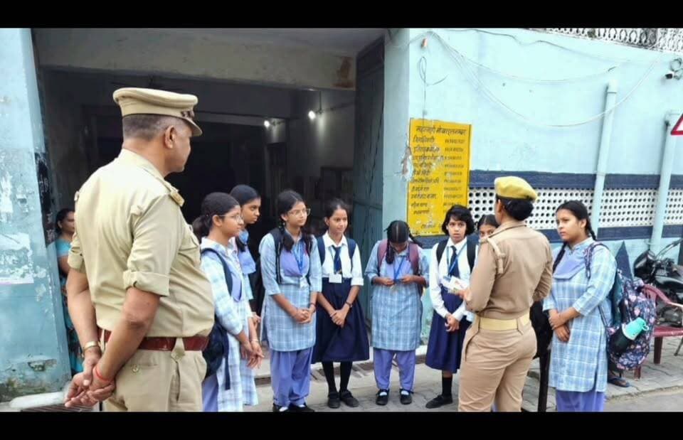 शाहजहांपुर एंटी रोमियों टीम द्वारा छात्राओं को किया गया जागरूक हेल्पलाइन नंबरों की दी गई जानकारी शाहजहांपुर उत्तर प्रदेश