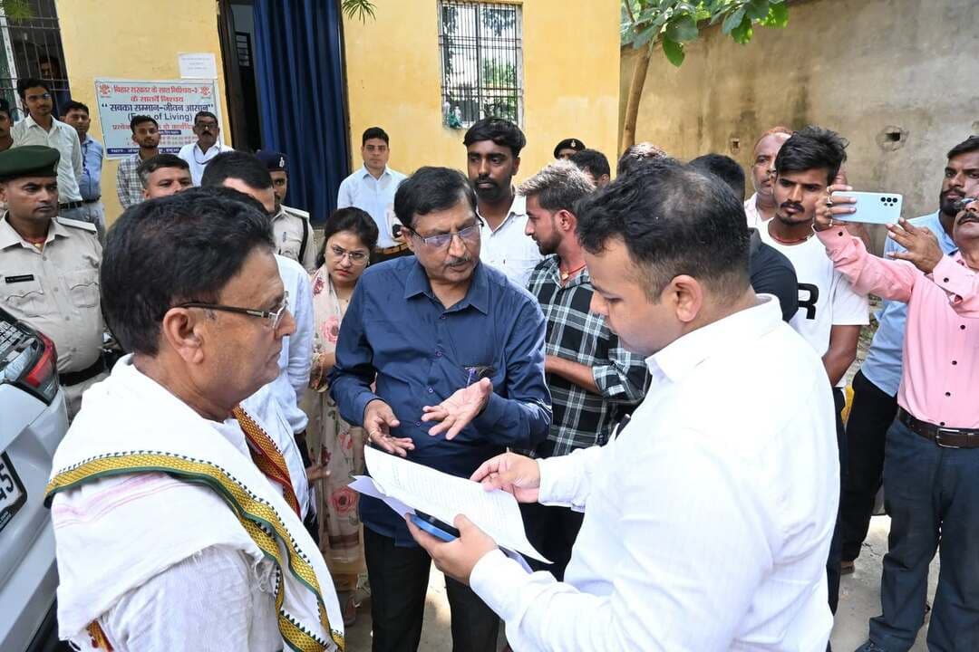 हथुआ अंचल में डीएम का औचक निरीक्षण
जिला पदाधिकारी श्री समीर सौरभ (भा.प्र.से.) ने हथुआ अंचल कार्यालय का औचक निरीक्षण कर राजस्व कार्यों, अभिलेखों एवं विभिन्न पंजियों के संधारण की स्थिति की समीक्षा की।
📌 बड़ी संख्या में लंबित परिमार्जन आवेदनों पर नाराजगी जताते हुए संबंधित अधिकारियों एवं कर्मियों को प्राथमिकता के आधार पर इनके शीघ्र निष्पादन का निर्देश दिया।
निरीक्षण के दौरान प्रधान सहायक की नोटबुक, सूचना का अधिकार पंजी, CWJC पंजी, पूर्ण स्थानांतरण पंजी एवं शनिवारीय पंजी का अवलोकन किया गया। अभिलेखों के संधारण में कमी पाए जाने पर सभी पंजियों को अद्यतन एवं निर्धारित प्रक्रिया के अनुरूप रखने का निर्देश दिया गया।
जनता दरबार में प्राप्त तीन मामलों के आवेदन भी डीएम अपने साथ लेकर पहुंचे और मौके पर ही संबंधित पदाधिकारी एवं कर्मियों से समीक्षा कर उनका त्वरित निष्पादन कराया।
डीएम ने स्पष्ट निर्देश दिया कि जनता की समस्याओं एवं भूमि-राजस्व से जुड़े मामलों के निष्पादन में अनावश्यक विलंब स्वीकार नहीं किया जाएगा। लंबित मामलों की नियमित समीक्षा कर आम लोगों को समयबद्ध एवं सुगम सेवा उपलब्ध कराना सुनिश्चित करें।
निरीक्षण के दौरान भूमि सुधार उप समाहर्ता, हथुआ, अंचलाधिकारी, हथुआ सहित संबंधित अधिकारी एवं कर्मी उपस्थित रहे।
#औचकनिरीक्षण #राजस्वकार्य #परिमार्जन #जनसेवा #जनतादरबार #सुशासन #त्वरितनिष्पादन #Gopalganj #गोपालगंज #Hathua #जिलाप्रशासनगोपालगंज #DistrictAdministrationGopalganj