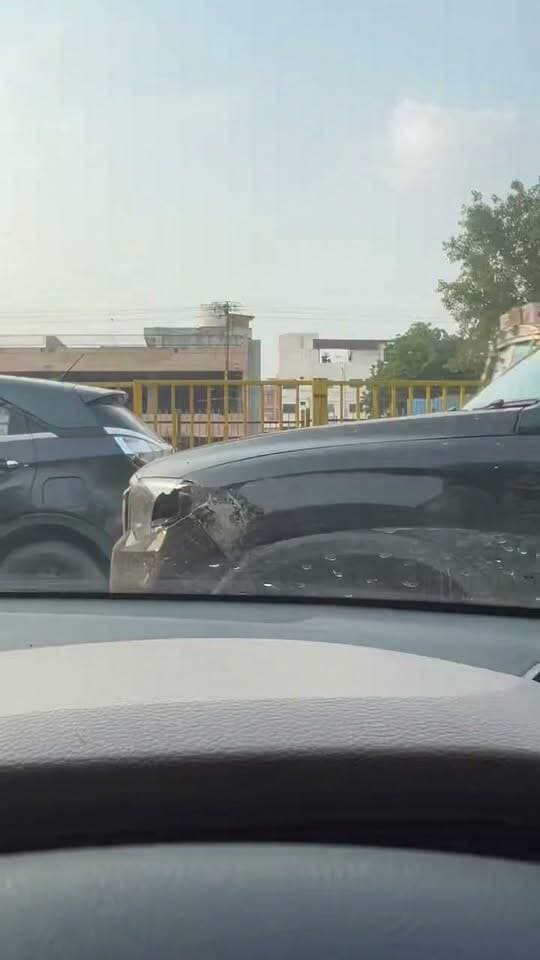 • आगरा हाईवे पर दबंगई का वीडियो वायरल
• SRK Mall के पास Scorpio सवार युवकों पर हथियार दिखाने का आरोप
• राहगीरों को सरेआम गाली देने का भी आरोप
• वीडियो में Scorpio का नंबर भी आया सामने
• वीडियो के आधार पर पुलिस से कार्रवाई की अपील
• थाना न्यू आगरा पुलिस ने मामले की जांच शुरू की