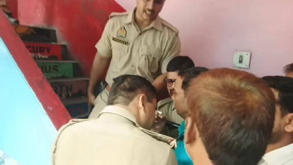 चिल्ड्रेन्स एकेडमी मामला-
घटना स्थल पर पुलिस ने पत्रकारों को रोका
घटना के बाद पुलिस ने किसी भी रिपोर्टर को घटना स्थल तक जाने की अनुमति नहीं दी,
पहली मंजिल पर वारदात होने के बावजूद सीढ़ियों से पहले ही पुलिसकर्मियों को तैनात कर सभी रिपोर्टरों को रोक दिया गया,
मौके की जानकारी लेने को लेकर कोतवाल और एक रिपोर्टर के बीच तीखी बातचीत और हॉट टॉक भी हो गयी
#ChildrensAcademy #LakhimpurKheri #LakhimpurNews #Police #Journalist #Media #HotTalk #BreakingNews #CrimeNews #ChildrenAcademyCase #LakhimpurPolice #UPPolice #JournalistNews #News18Hindi #Local18 #AtishTrivedi
