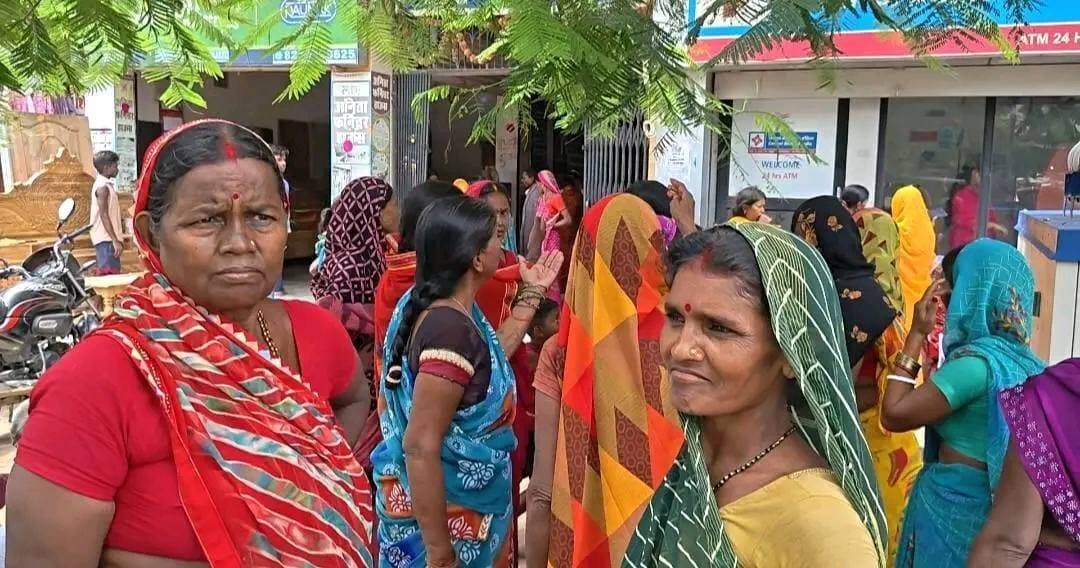 (पंडारक थाना के कई पंचायत में ग्रामीण महिलाओं को प्रलोभन देकर बैंक खाता और ATM खुलवाकर उसे पर साइबर क्राइम से पैसे मंगवाने के मामले में पंडारक थाना और कई राज्य की पुलिस बाढ़ बाजार की सीता देवी नामक महिला को खोज रही है)