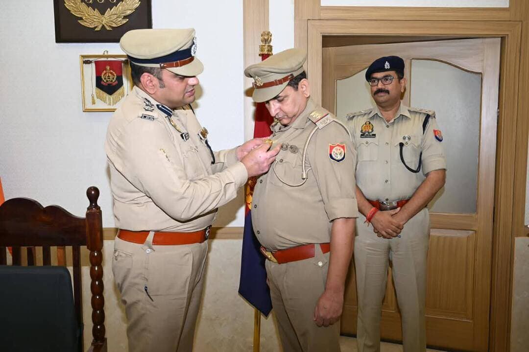 #गृह #मंत्रालय के पदकों से सम्मानित हुए बरेली पुलिस के चार पुलिसकर्मी
#बरेली। गृह मंत्रालय, भारत सरकार की ओर से वर्ष 2025 के लिए उत्कृष्ट एवं सराहनीय सेवाओं के लिए सम्मानित किए गए बरेली पुलिस के चार अधिकारियों व कर्मचारियों को एसएसपी अनुराग आर्य ने पदक प्रदान कर सम्मानित किया। इस दौरान एसएसपी ने पदक प्राप्तकर्ताओं के कार्यों की सराहना करते हुए उनके उज्ज्वल भविष्य की कामना की।
सम्मान पाने वालों में निरीक्षक संजय धीर को DG Commendation Gold, उपनिरीक्षक अर्जुन सिंह को सराहनीय सेवा सम्मान चिह्न, मुख्य आरक्षी ना.पु. मनवीर सिंह को उत्कृष्ट सेवा पदक और मुख्य आरक्षी ना.पु. अनुज चौधरी को उत्कृष्ट सेवा पदक प्रदान किया गया।
इस अवसर पर एसपी उत्तरी मुकेश चंद्र मिश्रा, सीओ एलआईयू विजय राणा समेत अन्य पुलिस अधिकारी व कर्मचारी मौजूद रहे। एसएसपी ने कहा कि कर्तव्यनिष्ठा, अनुशासन और समर्पण के साथ किए गए उत्कृष्ट कार्य अन्य पुलिसकर्मियों के लिए भी प्रेरणास्रोBareilly
Bareilly news Live