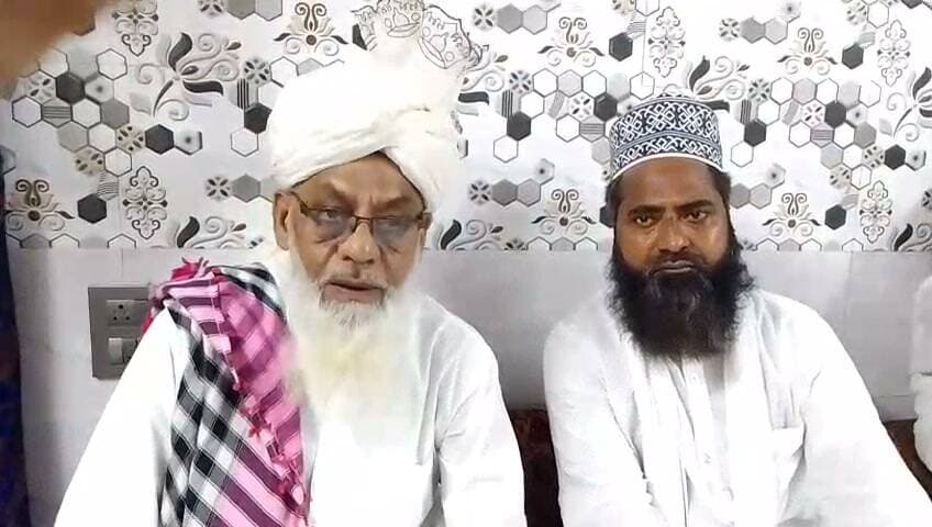 सय्यद बाबा के कुल शरीफ में जायरीनों का जान सैलाब उमड़ पड़ा।
शाहदाना वली के सात रोजा उर्स का हुआ समापन, अमनो-अमान और भाईचारे के लिए हुई विशेष दुआ
बरेली। कुतुब ए बरेली हजरत शाहदाना वली रहमतुल्लाह अलैह के सात रोजा उर्स की तकरीबात के अंतिम दिन बाद नमाज-ए-फज्र कुरआन-ए-पाक की तिलावत से कार्यक्रम का आगाज हुआ। सलीम रजा ने नातो-मनकबत का नजराना पेश करते हुए सरकार सैय्यद बाबा की रूहानी जिंदगी और उनकी शिक्षाओं पर रोशनी डाली।
इसी कड़ी में शाहदाना वली वेलफेयर सोसाइटी की जानिब से यूसुफ इब्राहिम, मिर्जा शाहाब बेग, शीरोज सैफ कुरैशी, वसी वारसी, सलमान शम्शी और गफूर पहलवान ने दरगाह शरीफ पर चादरपोशी व गुलपोशी की तथा इत्र की बरसात की।
मस्जिद के इमाम मौलाना मुशाहिद रजा ने सुबह 10:30 बजे हजरत सैय्यद बाबा के कुल शरीफ की फातिहा पढ़ी। इस मौके पर बड़ी संख्या में जायरीन मौजूद रहे और अकीदतमंदों ने मजार-ए-मुबारक पर अपनी मन्नतों और मुरादों के लिए दुआएं मांगीं।
मौलाना अलाउद्दीन साहब ने हिंदुस्तान में अमनो-अमान,भाईचारे, बेरोजगारों को रोजगार और सभी की सलामती के लिए खुसूसी दुआ की। उन्होंने कहा कि मुसलमान इल्म हासिल करें और नमाजों की पाबंदी करें,कामयाबी जरूर मिलेगी।इसके बाद बारगाह-ए-इलाही में सलातो-सलाम की सदाएं बुलंद हुईं।
मजार-ए-मुबारक पर फनकार मोबीन नियाजी ने रूहानी कलाम पेश किया।रंग शरीफ के बाद दूर-दराज से आए जायरीनों के बीच कुल शरीफ का तबर्रुक तकसीम किया गया
दरगह के मुतावल्ली अब्दुल वाज़िद खा नूरी ने दरगाह पर खिदमत करने वालो का शील्ड देकर दस्तारबन्दी कर हौसला अफजाई की।
मीडिया प्रभारी वसी अहमद वारसी ने उर्स के दौरान सहयोग करने वाले शासन-प्रशासन और दरगाह की खिदमत में लगे लोगों का शुक्रिया अदा किया। उन्होंने नगर निगम की व्यवस्थाओं पर नाराजगी जताते हुए कहा कि उर्स के दौरान नगर निगम की ओर से पर्याप्त सुविधाएं उपलब्ध नहीं कराई जातीं और केवल आश्वासन मिलता है। इसके साथ ही सात रोजा उर्स के समाप
उर्स में शिरकत करने वालो में यूसुफ इब्राहिम, गुल्लन खा,सलीम रज़ा मिर्ज़ा शाहाब बेग ,मिर्ज़ा मुकर्रम बेग,जावेद खा, अब्दुल सलाम नूरी,शहज़ाद अन्सारी, अन्नू साबरी,महबूब साबरी परवेज़ खा,आदि सहित बड़ी तादात में लोग मौजूद रहे
Bareilly news Live