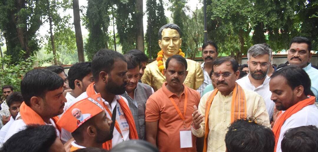कृपालपुर में सेवा संकल्प यात्रा का स्वागत एवं सम्मान
शहीद पद्मधर पार्क में किया सफाई एवं वृक्षारोपण
----
सतना 21 सितम्बर 2026/वाराणसी से बड़नगर तक निकाली जा रही सेवा संकल्प यात्रा के सतना शहर की सीमा में प्रवेश करने पर कृपालपुर में आत्मीय स्वागत एवं सम्मान किया गया। यात्रा में शामिल सेवादारों का जनप्रतिनिधियों एवं स्थानीय नागरिकों ने उत्साहपूर्वक अभिनंदन किया। कृपालपुर स्थित शहीद पद्मधर पार्क में प्रदेश की नगरीय विकास एवं आवास राज्यमंत्री श्रीमती Pratima Bagri , खजुराहो सांसद श्री वीडी शर्मा एवं सतना सांसद श्री Ganesh Singh ने सर्वप्रथम अमर शहीद पद्मधर सिंह की प्रतिमा पर श्रद्धासुमन अर्पित कर उन्हें नमन किया। इसके उपरांत शहीद पद्मधर पार्क में स्वच्छता अभियान चलाते हुए साफ-सफाई की गई तथा पर्यावरण संरक्षण का संदेश देते हुए वृक्षारोपण भी किया गया।
सेवा संकल्प यात्रा के माध्यम से सेवा, स्वच्छता, पर्यावरण संरक्षण और राष्ट्रभक्ति का संदेश जन-जन तक पहुंचाने का संकल्प दोहराया गया। यात्रा में शामिल सेवादारों ने भी शहीद पार्क की स्वच्छता एवं वृक्षारोपण में सहभागिता की। इस अवसर पर महापौर श्री Yogesh Kumar Tamrakar , जिलाध्यक्ष श्री भगवती प्रसाद पाण्डेय, जनपद पंचायत सोहावल के उपाध्यक्ष श्री धर्मेन्द्र सिंह, पूर्व विधायक श्रीमती ऊषा चौधरी, पूर्व स्पीकर श्री अनिल जायसवाल, श्री नरेन्द्र त्रिपाठी, सहित अन्य जनप्रतिनिधि एवं बड़ी संख्या में यात्रा सेवक उपस्थित रहे।
CM Madhya Pradesh
Dr Mohan Yadav
#JansamparkMP
#SevaSankalpAbhiyan
#सेवा_संकल्प_अभियान