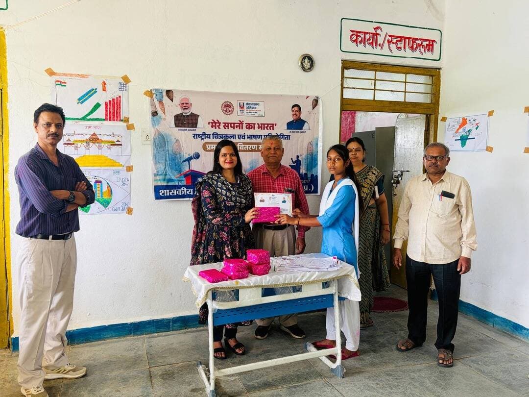 सेवा संकल्प अभियान ‘मेरे सपनों का भारत’ चित्रकला प्रतियोगिता में विद्यार्थियों ने दिखाई रचनात्मक प्रतिभा
---
सतना 21 सितम्बर 2026/सेवा संकल्प अभियान के अंतर्गत #सतना जिले की शासकीय कन्या माध्यमिक विद्यालय उचेहरा, शासकीय हाईस्कूल पथरहटा, शासकीय माध्यमिक विद्यालय झरी, शासकीय माध्यमिक शाला चूंद, शासकीय हाईस्कूल पिपरीकला, पीएमश्री शासकीय हायर सेकेण्डरी स्कूल गोपालपुर, सांदीपनि बालक स्कूल जैतवारा, श्री महंत प्रेम पुजारी दास माध्यमिक विद्यालय कामता चित्रकूट, शासकीय हायर सेकेण्डरी स्कूल महतैन, शासकीय हाईस्कूल घुंघचिहाई, पीएम श्री शासकीय हाईस्कूल नागौद, शासकीय उच्चतर माध्यमिक विद्यालय कुलगढी, शासकीय हाईस्कूल अतरवेदिया कला, शासकीय उच्चतर माध्यमिक विद्यालय इचौल, कुआं, शासकीय हाईस्कूल इटवां, सांदीपनि उत्कृष्ट उच्चतर माध्यमिक विद्यालय नागौद, शासकीय माध्यमिक विद्यालय पासी, रेउंसा, बिरसिंहपुर, सज्जनपुर, शासकीय माध्यमिक विद्यालय सोहौला सहित समस्त विद्यालयों में “मेरे सपनों का भारत” कार्यक्रम के तहत चित्रकला एवं भाषण प्रतियोगिता का आयोजन किया किया।
प्रतियोगिता में प्रधानमंत्री द्वारा किए गए सेवा कार्यों एवं विकसित भारत की संकल्पना विषय पर विद्यार्थियों द्वारा चित्रकला एवं भाषण के माध्यम से अपने विचार प्रस्तुत किए जा गये। स्थानीय जनप्रतिनिधियों की सहभागिता से आयोजित इन गतिविधियों में विद्यार्थियों द्वारा उत्साहपूर्वक सहभागिता की गई। चित्रकला प्रतियोगिता में विद्यार्थियों ने सेवा कार्यों, जनकल्याणकारी पहलों और विकसित भारत की संकल्पना को विभिन्न चित्रों के माध्यम से अभिव्यक्त किया। वहीं भाषण प्रतियोगिता में विद्यार्थियों ने सेवा भावना, देश के विकास तथा विकसित भारत के निर्माण से जुड़े विषयों पर अपने विचार प्रस्तुत किए। प्रतियोगिता के दौरान स्थानीय जनप्रतिनिधियों एवं विद्यालय के शिक्षकों द्वारा विद्यार्थियों का उत्साहवर्धन किया गया।
CM Madhya Pradesh
Dr Mohan Yadav
#JansamparkMP
#SevaSankalpAbhiyan
#सेवा_संकल्प_अभियान