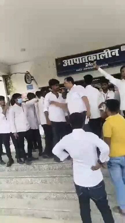 सच तो सामने आ ही गया..हाॅस्पीटल प्रशासन के खिलाफ हाॅस्पीटल कर्मी ही नारे लगा रहें हैं...आपको क्या लग रहा हैं काॅमेंट बांक्स में जरुर बताए...
