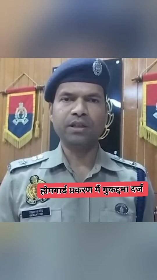 लखनऊ में होमगार्ड भर्ती दौड़ के दौरान अभ्यर्थी का दुखद निधन, अज्ञात के खिलाफ FIR
लखनऊ के थाना महानगर क्षेत्र में 15 सितंबर को होमगार्ड भर्ती परीक्षा की दौड़ के दौरान अभ्यर्थी योगेंद्र सिंह (25), पुत्र छत्रपाल की तबीयत बिगड़ गई। उन्हें बलरामपुर अस्पताल ले जाया गया, जहां डॉक्टरों ने उन्हें बचाया नहीं जा सका।
पुलिस के अनुसार परिजनों की मौजूदगी में पंचायतनामा और पोस्टमार्टम कराया गया। पोस्टमार्टम रिपोर्ट में निधन का कारण "Asphyxia due to plastic bottle" यानी प्लास्टिक की बोतल से गले में रुकावट के कारण दम घुटना बताया गया है। शरीर पर चोट के निशान मिलने की भी बात सामने आई है।
परिजनों की तहरीर पर 19 सितंबर को थाना महानगर में अज्ञात के खिलाफ सुसंगत धाराओं में मुकदमा दर्ज कर लिया गया है।
मामले की जांच के लिए "5 सदस्यीय टीम" गठित की गई है। पुलिस CCTV फुटेज, स्वतंत्र गवाहों के बयान और वैज्ञानिक साक्ष्य जुटा रही है। पुलिस का कहना है कि सभी पहलुओं पर जांच कर कार्रवाई की जा रही है।#LucknowNews #HomeGuardBharti #LucknowPolice #UPNews #BreakingNews #ViralNews #JusticeForYogendra