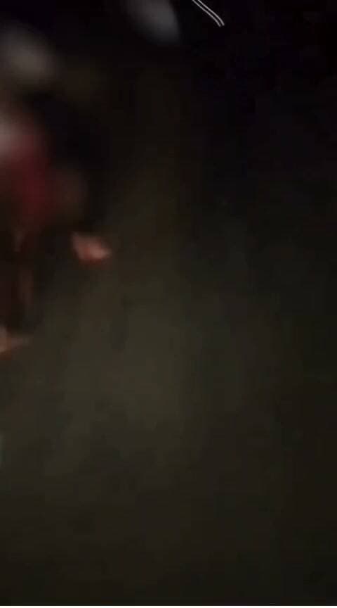 : बिहार के जमुई में कोचिंग क्लास से लौट रहे नाबालिग लड़के और लड़की को कुछ लोगों ने रोका, उन्हें घेर लिया, पूछताछ की इसके बाद उनके साथ मारपीट और छेड़छाड़ की गई.
वीडियो में दोनों उन लोगों से विनती करते दिख रहे हैं. आरोप है कि उन लोगों ने लड़की को गलत तरीके से छुआ, उसे गोद में उठाया और भागने की कोशिश भी की. वीडियो में लड़की हाथ जोड़कर उस ग्रुप से उन्हें जाने देने की गुज़ारिश करती हुई दिख रही है.
जमुई के SP विश्वजीत दयाल के अनुसार, यह घटना 19 सितंबर को शाम करीब 6-7 बजे हुई. मुंगेर पुलिस रेंज के डिप्टी इंस्पेक्टर जनरल (DIG) राकेश कुमार के अनुसार, पुलिस ने अब तक तीन लोगों को गिरफ़्तार किया है, जबकि अन्य आरोपियों के ख़िलाफ़ आगे की कार्रवाई जारी है.
जमुई के SDPO IPS दीप्ति मोनाली ने बताया कि शिकायत के आधार पर 'प्रोटेक्शन ऑफ़ चिल्ड्रन फ़्रॉम सेक्सुअल ऑफ़ेंसेज़' (POCSO) एक्ट और 'भारतीय न्याय संहिता' (BNS) की धाराओं के तहत FIR दर्ज की गई