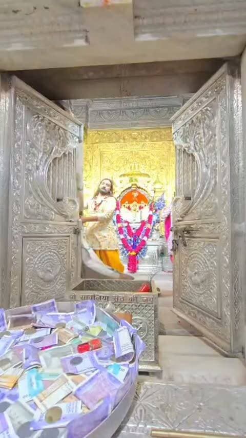 आज जलझूलनी ग्यारस पर श्री सांवरिया सेठ के दरबार में उमड़ेगी लाखों श्रद्धालुओं की भीड़ 🙏 ऐसे पावन दिन पर हमारी किस्मत कितनी अच्छी है कि घर बैठे मोबाइल पर मिल गए श्री सांवरिया सेठ के लाइव श्रृंगार दर्शन ❤️ अगर आप भी रोज़ श्री सांवरिया सेठ के लाइव दर्शन करना चाहते हैं तो Hello Chittorgarh चैनल को अभी फॉलो और सब्सक्राइब जरूर करें। 🙏🚩