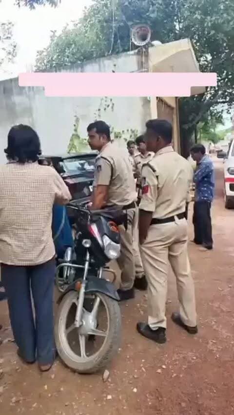 नौकरी का झांसा देकर करीबन 110 लोगों के साथ 60 70 हजार रुपया लेकर युवाओं को ठगी का शिकार बनाया टीकमगढ़ से छतरपुर हुआ रवाना सूत्रों के अनुसार बताया जा रहा है कि हर्ष गुप्ता छतरपुर का निवासी बताया जा रहा ,,