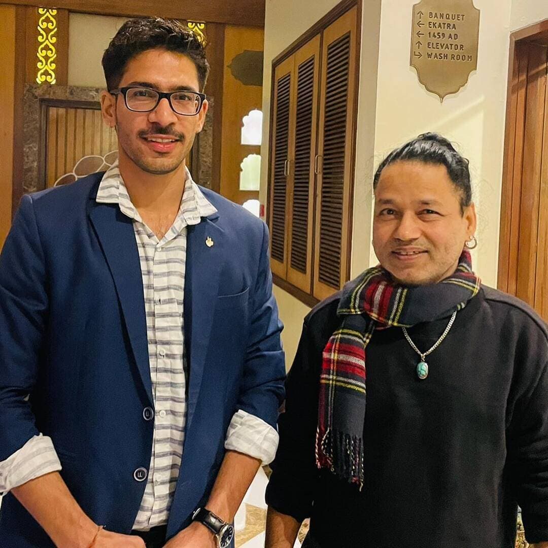 Musical event moments with @paramparikevent ..
कुछ लोग ही ideal है ,पर जो भी है कमाल है 😍
@kailashkher awesome
#music #event #jodhpur #jodhana #rajasthani
@marwadi_udanpari
@younghofficial
@saloni.rai.05
@runiyadeepak
@neha_aaswani_812
@aashasapera
@imsumsasupari
@jagirdarrv47
@iamwinnerboy