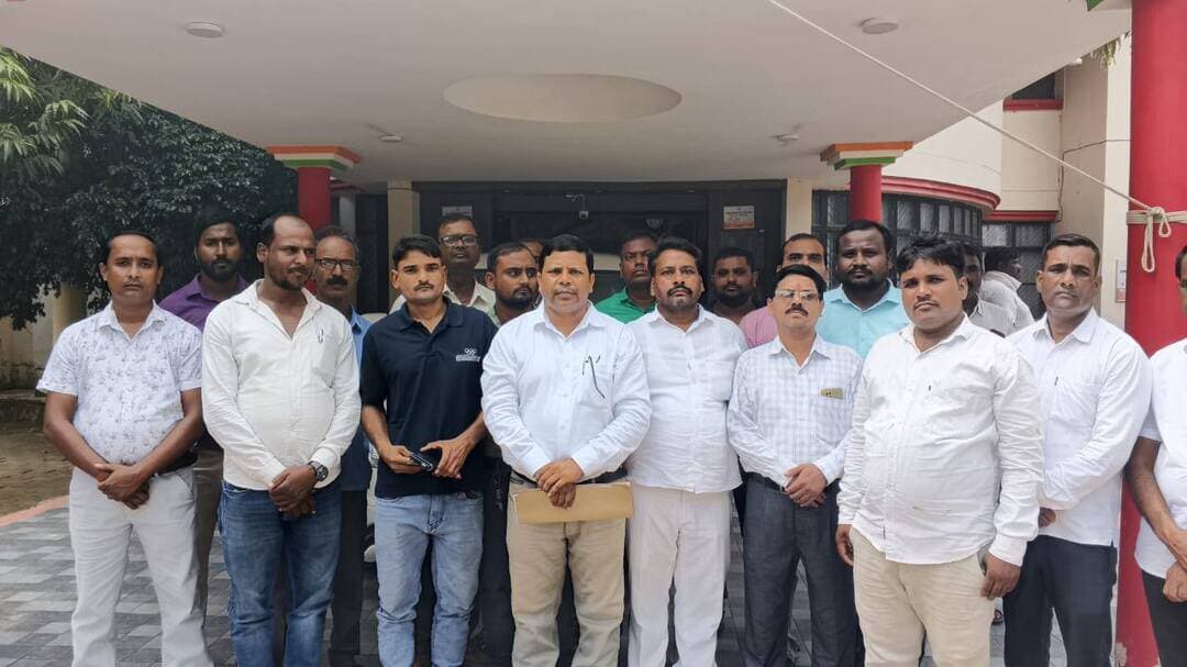 प्राचीन पोखरे के सुंदरीकरण और छठ घाट निर्माण की मांग, डीएम को सौंपा प्रार्थना पत्र
बागापार के प्राचीन पोखरे को संवारने की पहल, छठ घाट निर्माण से बढ़ेंगी सुविधाएं
महराजगंज। सदर तहसील क्षेत्र के ग्राम बागापार में जनता जूनियर हाईस्कूल के निकट स्थित प्राचीन पोखरे के सुंदरीकरण और छठ घाट निर्माण की मांग को लेकर सोमवार को सैकड़ों ग्रामीण सामाजिक कार्यकर्ता रवींद्र जैन के नेतृत्व में जिलाधिकारी को प्रार्थना पत्र सौंपा। ग्रामीणों ने धार्मिक आस्था, पर्यावरण संरक्षण और विद्यालय के विद्यार्थियों की सुरक्षा को देखते हुए पोखरे के विकास की मांग की।
प्रार्थना पत्र में कहा गया है कि यह पोखरा लंबे समय से बागापार की प्राकृतिक, सामाजिक और धार्मिक विरासत का हिस्सा रहा है। पूर्व में पोखरे में कमल के फूल खिलते थे, जिससे इसकी सुंदरता देखते ही बनती थी। वर्तमान में समुचित देखरेख और विकास के अभाव में पोखरे की स्थिति अपेक्षित रूप से विकसित नहीं हो सकी है।
रवींद्र जैन ने बताया कि पोखरे के आसपास प्रत्येक वर्ष छठ पूजा का भव्य आयोजन होता है, जिसमें बड़ी संख्या में महिलाएं और श्रद्धालु भगवान सूर्य की उपासना के लिए पहुंचते हैं। श्रद्धालुओं की भारी भीड़ को देखते हुए यहां सुरक्षित, स्वच्छ और व्यवस्थित छठ घाट की आवश्यकता है।
उन्होंने कहा कि पोखरे से सटे जनता जूनियर हाईस्कूल है, जहां सैकड़ों छात्र-छात्राएं अध्ययनरत हैं। पोखरे के आसपास पर्याप्त सुरक्षा व्यवस्था नहीं होने से विद्यार्थियों की सुरक्षा को लेकर भी चिंता बनी रहती है। पोखरे का सुंदरीकरण, साफ-सफाई, घाट निर्माण तथा आसपास के क्षेत्र का व्यवस्थित विकास होने से विद्यालय और स्थानीय क्षेत्र का वातावरण भी बेहतर होगा। ग्रामीणों ने डीएम से मांग किया कि से पोखरे का सर्वेक्षण कराकर सुंदरीकरण, साफ-सफाई, छठ घाट निर्माण और सुरक्षा व्यवस्था के लिए संबंधित विभाग को निर्देश दिए जाएं। इस मौके पर सुरेश गुप्ता, शेषनाथ मोदनवाल, दीपक जायसवाल, मिथिलेश सिंह, कन्हैया शर्मा, हरिहर जायसवाल, रामहरख साहनी, रणविजय, हरेंद्र, दुर्गेश पांडेय, वीरेंद्र पासवान, विनोद गुप्ता, राकेश यादव, कमालुद्दीन, ऐनुद्दीन, अमित, अर्जुन मौर्य आदि मौजूद रहे।
Public maharajganj #NewsUpdate #bignews #bagapar #Maharajganj #dmmaharajganj #cdomaharajganj #maharajganjnews #ग्रामीण #pokhara #jirnodhhar #schoolcampus