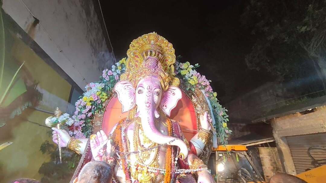 सुरसंड में सात दिवसीय गणपति पूजनोत्सव का समापन: नम आंखों से श्रद्धालुओं ने बप्पा को दी विदाई, गूंजे 'अगले बरस जल्दी आना' के जयकारे,इस मौके पर नगर पंचायत अध्यक्ष पप्पू कुमार चौधरी समाजसेवी सन्नी चौधरी सहित सैकड़ों गणमान्य व हजारों के संख्या में श्रद्धालु झूमते गाते दिखे।