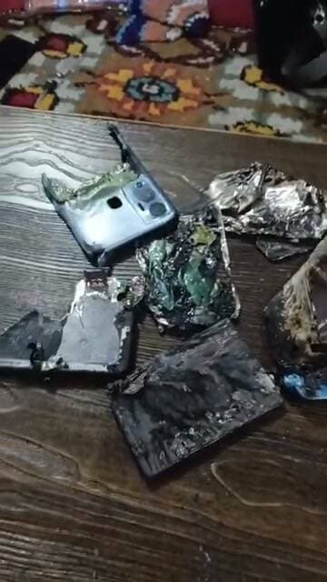 🚨 चार्जिंग पर लगे मोबाइल में जोरदार ब्लास्ट, बाल-बाल टला बड़ा हादसा
📍 नारायणकोटि, रुद्रप्रयाग
केदारनाथ हाईवे से सटे नारायणकोटि क्षेत्र में देर रात चार्जिंग पर लगे मोबाइल फोन में अचानक जोरदार ब्लास्ट हो गया। धमाके के बाद मोबाइल के कई हिस्से बिखर गए।
गनीमत रही कि घटना के वक्त मोबाइल के आसपास कोई मौजूद नहीं था, जिससे बड़ा हादसा टल गया। धमाके की आवाज सुनकर परिजन मौके पर पहुंचे।
📱 मोबाइल में ब्लास्ट किस वजह से हुआ, इसकी फिलहाल स्पष्ट जानकारी सामने नहीं आई है। घटना के बाद चार्जिंग के दौरान मोबाइल फोन को लेकर लोगों में चिंता बढ़ गई है।
#Rudraprayag #Narayankoti #MobileBlast #KedarnathHighway #Uttarakhand #BreakingNews