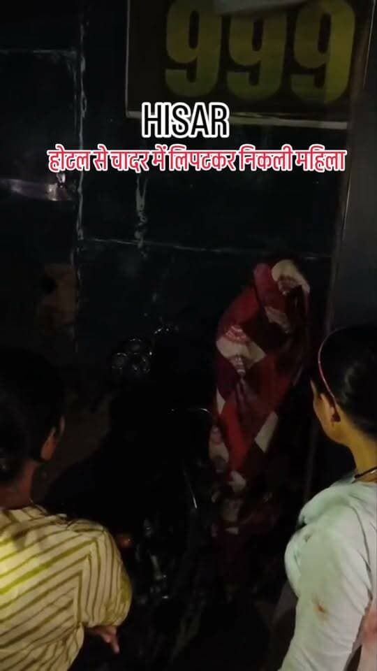 हिसार के न्यू मॉडल टाउन रोड स्थित होटलों में सोमवार देर रात पुलिस ने अचानक छापेमारी की। डीएसपी प्रिया के नेतृत्व में हुई इस कार्रवाई में कई लड़कियों को पकड़ा गया।
पुलिस को होटलों में अनैतिक गतिविधियों और नशा तस्करी की गुप्त सूचनाएं मिल रही थीं। इसके बाद अर्बन एस्टेट थाना पुलिस ने डॉग स्क्वायड के साथ होटलों के कमरों की तलाशी ली और आने-जाने वाले लोगों के रिकॉर्ड की जांच की।
#hisar #citybignews #HisarPolice #PoliceRaid