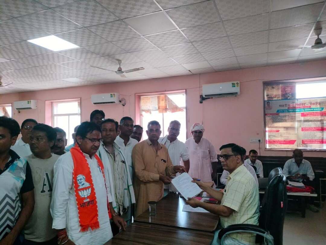 #नगर:नगर पालिका उपाध्यक्ष पद पर नामांकन पत्र दाखिल करते नत्थी लाल मिश्रा
अभी तक एक ही नामांकन पत्र दाखिल हुआ