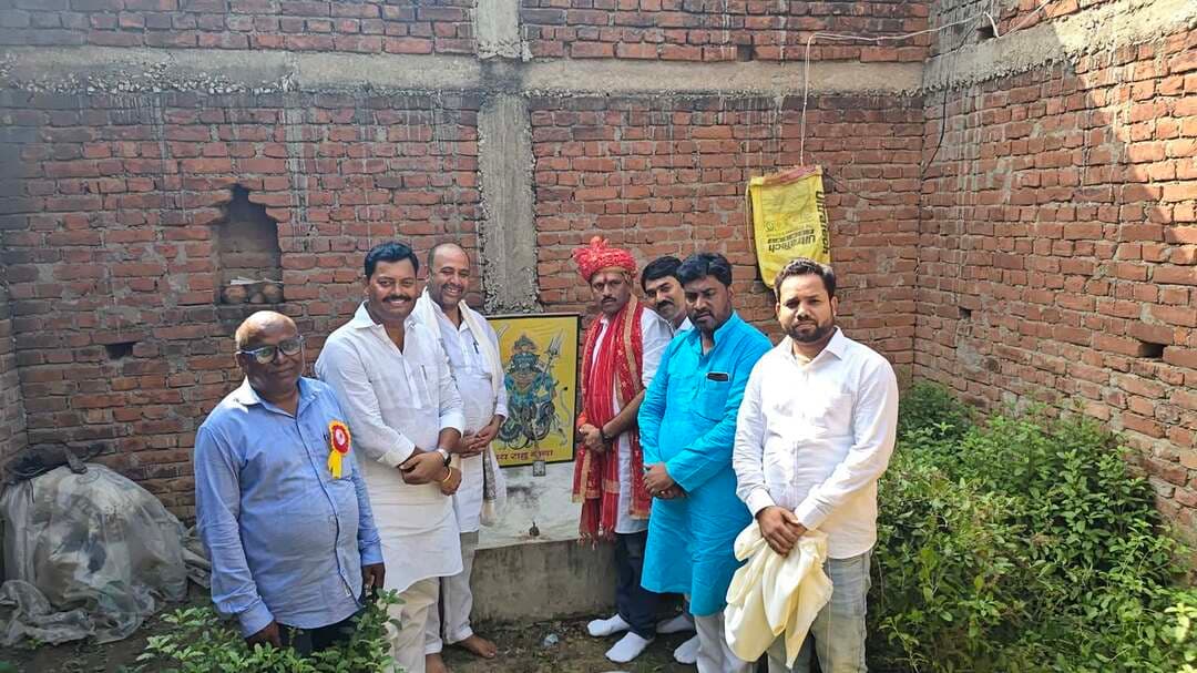 भलूनी धाम में लगेगी आंबेडकर, भोला पासवान शास्त्री और रामविलास पासवान की प्रतिमा
दिनारा प्रखंड स्थित मां भलूनी धाम देवी मंदिर के पास स्थित राहु मंदिर परिसर में भारत रत्न डॉ. भीमराव आंबेडकर, बिहार के पूर्व मुख्यमंत्री भोला पासवान शास्त्री और पद्म विभूषण से सम्मानित रामविलास पासवान की प्रतिमा स्थापित की जाएगी। इसे लेकर सोमवार को मंदिर परिसर में भूमि पूजन कार्यक्रम आयोजित किया गया। प्रतिमा स्थापना की आधारशिला बिहार सरकार के गन्ना उद्योग विभाग के मंत्री संजय पासवान, अनुसूचित जनजाति कल्याण विभाग के मंत्री लखनेद्र पासवान, दिनारा विधायक आलोक कुमार सिंह, चेनारी विधायक मुरारी गौतम, डेहरी विधायक राजीव रंजन उर्फ सोनू सिंह सहित अन्य लोगों की मौजूदगी में रखी गई।
भूमि पूजन के साथ ही मंदिर परिसर में विकास कार्य भी कराया जाएगा। मंदिर परिसर के विकास और सौंदर्यीकरण को लेकर कार्ययोजना तैयार की गई है। प्रतिमाओं की स्थापना के माध्यम से इन महापुरुषों के सामाजिक और राजनीतिक योगदान को भी लोगों तक पहुंचाने का प्रयास किया जाएगा।