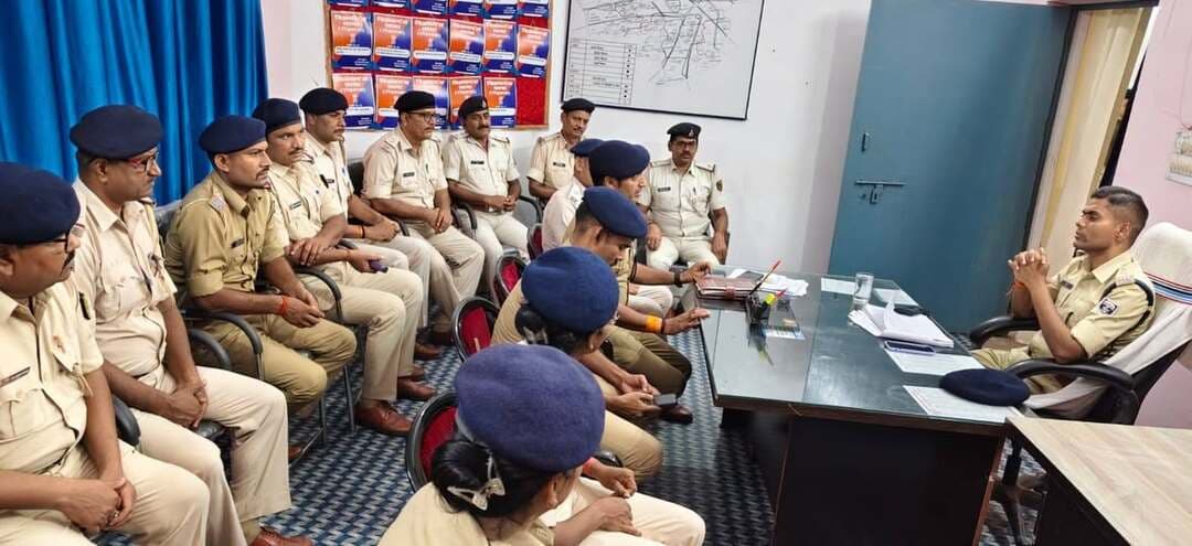 रात 12 बजे बिक्रमगंज थाना पहुंचे एसपी, औचक निरीक्षण के साथ सड़कों पर किया क्षेत्र भ्रमण
रोहतास एसपी ने सोमवार की मध्य रात्रि करीब 12 बजे बिक्रमगंज थाना का औचक निरीक्षण किया। इस दौरान उन्होंने थाना की व्यवस्था का जायजा लिया और लंबित कांडों की समीक्षा की।
एसपी ने संबंधित पुलिस पदाधिकारियों से लंबित मामलों की प्रगति की जानकारी ली तथा उनके त्वरित निष्पादन को लेकर आवश्यक दिशा-निर्देश दिए। उन्होंने पुलिस पदाधिकारियों को क्षेत्र में सतर्कता बनाए रखने का निर्देश दिया।
थाना के निरीक्षण के बाद एसपी ने देर रात बिक्रमगंज क्षेत्र की सड़कों पर भ्रमण कर सुरक्षा और पुलिस गश्ती व्यवस्था का भी जायजा लिया। इस दौरान उन्होंने क्षेत्र की स्थिति का मौके पर निरीक्षण किया।
