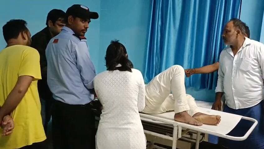 बाइकों की आमने-सामने टक्कर में चार घायल, दो की हालत गंभीर
करगहर में सासाराम-चौसा पथ पर सहुआर मलिया बगीचा स्थित नंदनी मैरिज हॉल के समीप सोमवार की देर शाम दो बाइकों की आमने-सामने टक्कर में चार लोग घायल हो गए। इनमें दो की स्थिति गंभीर बताई जा रही है। सूचना मिलने पर पहुंची 112 की टीम ने सभी घायलों को तत्काल सामुदायिक स्वास्थ्य केंद्र करगहर पहुंचाया, जहां चिकित्सकों ने प्राथमिक उपचार किया।
घटना के संबंध में बताया जाता है कि अमवलिया निवासी मोहन पांडेय, अनुराग प्रियदर्शी और अंश तिवारी एक बाइक पर सवार होकर करगहर की ओर आ रहे थे। वहीं, तिलकपुर निवासी मनोज सिंह बाइक से विपरीत दिशा में सासाराम की ओर जा रहे थे। इसी दौरान दोनों बाइकों में आमने-सामने की टक्कर हो गई।
बताया जाता है कि हादसे के समय सामने से तेज रोशनी वाली एक गाड़ी आ रही थी। इसकी रोशनी के कारण बाइक सवारों को सामने से आ रही बाइक दिखाई नहीं देने की बात कही जा रही है। टक्कर में मनोज सिंह और मोहन पांडेय गंभीर रूप से घायल हो गए। चिकित्सकों ने दोनों की गंभीर स्थिति को देखते हुए प्राथमिक उपचार के बाद सदर अस्पताल सासाराम रेफर कर दिया।
वहीं, घायल अनुराग प्रियदर्शी