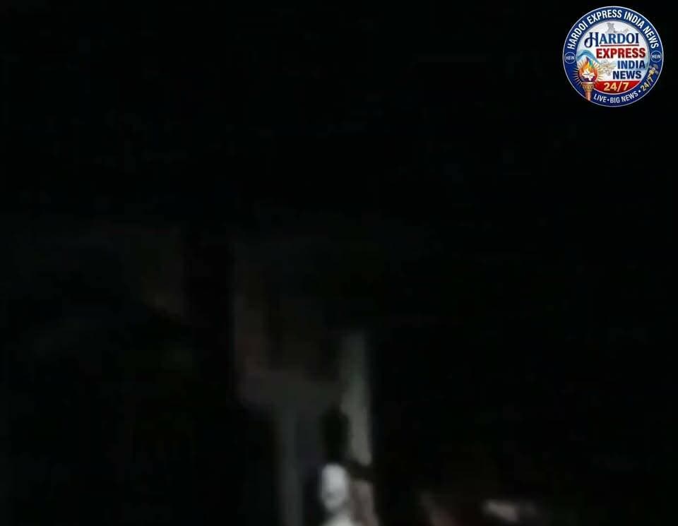 कुत्ते को चप्पल मारने के विवाद में चली लाठियां कई घायल वीडियो भी हुआ वायरल हरदोई के अतरौली थाना क्षेत्र के प्रहलादखेड़ा गांव का है पूरा मामला
हरदोई अतरौली थाना क्षेत्र के प्रहलादखेड़ा गांव में सोमवार को कुत्ते को चप्पल मारने को लेकर शुरू हुआ विवाद मारपीट में बदल गया। घटना में एक पक्ष के चार लोग घायल हो गए। घायलों को पहले भरावन सामुदायिक स्वास्थ्य केंद्र ले जाया गया। हालत को देखते हुए चिकित्सकों ने सभी को हरदोई मेडिकल कॉलेज रेफर कर दिया। यहां उनका उपचार जारी है।
पीड़ित पक्ष के अनुसार, गांव निवासी मुनेश (29) सोमवार को अपने घर के बाहर चारपाई पर सो रहा था। इसी दौरान पड़ोसी रामेंद्र का कुत्ता मुनेश की चप्पल उठाकर ले गया। आरोप है कि मुनेश ने कुत्ते को दूसरी चप्पल फेंककर मार दी। इसी बात को लेकर रामेंद्र नाराज हो गया और दोनों पक्षों में कहासुनी शुरू हो गई।
आरोप है कि कहासुनी के बाद रामेंद्र, उसकी मां और पत्नी, नागेंद्र, उसकी पत्नी तथा उनके बेटे कमलेंद्र और शैलेंद्र ने मुनेश के साथ लाठी-डंडों से मारपीट शुरू कर दी। मारपीट के दौरान मुनेश के सिर और शरीर के अन्य हिस्सों में चोटें आईं। शोर सुनकर मुनेश का भाई दीपू (25), उसकी पत्नी लक्ष्मी और चाची रामदेवी उसे बचाने के लिए मौके पर पहुंचीं।
पीड़ितों का आरोप है कि हमलावरों ने बीच-बचाव करने पहुंचे दीपू, लक्ष्मी और रामदेवी को भी लाठी-डंडों से पीट दिया। घटना के बाद मौके पर अफरा-तफरी मच गई। मारपीट में मुनेश समेत चार लोग घायल हो गए। इसके बाद परिजनों ने घटना की सूचना डायल 112 पुलिस को दी।
पीड़ितों का आरोप है कि हमलावरों ने बीच-बचाव करने पहुंचे दीपू, लक्ष्मी और रामदेवी को भी लाठी-डंडों से पीट दिया। घटना के बाद मौके पर अफरा-तफरी मच गई। मारपीट में मुनेश समेत चार लोग घायल हो गए। इसके बाद परिजनों ने घटना की सूचना डायल 112 पुलिस को दी।
घायलों का आरोप है कि सूचना पर पुलिस मौके पर पहुंची, लेकिन आरोपियों को थाने नहीं ले गई। इसके बाद घायल लोग उपचार के लिए भरावन सीएचसी पहुंचे। प्राथमिक उपचार के बाद चिकित्सकों ने सभी घायलों को बेहतर इलाज के लिए हरदोई मेडिकल कॉलेज रेफर कर दिया। मेडिकल कॉलेज में घायलों का फिलहाल इलाज चल रहा है।
पीड़ित पक्ष ने पुलिस से मामले की जांच कर आरोपियों के खिलाफ कार्रवाई की मांग की है। घटना को लेकर गांव में दोनों पक्षों के बीच तनाव की स्थिति बताई जा रही है। पुलिस की ओर से कार्रवाई के संबंध में फिलहाल कोई आधिकारिक बयान सामने नहीं आया है...
बाइट-दीपू, पीड़ित
बाइट-रामदेवी, पीड़ित
