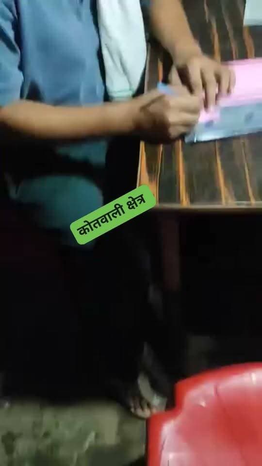 शाहजहाँपुर: मिशन फील्ड के पास सट्टा लिखने का वीडियो वायरल, पुलिस अधीक्षक से कार्रवाई की मांग
शाहजहाँपुर। कोतवाली क्षेत्र अंतर्गत मिशन फील्ड के पास से सट्टा पर्ची लिखे जाने का एक संदिग्ध वीडियो सोशल मीडिया पर तेजी से वायरल हो रहा है। वीडियो सामने आने के बाद स्थानीय लोगों में अवैध कारोबार को लेकर तरह-तरह की चर्चाएं शुरू हो गई हैं।
वायरल वीडियो में एक व्यक्ति पर्ची पर हिसाब-किताब लिखता हुआ दिखाई दे रहा है, जिसे सट्टा पर्ची बताया जा रहा है। यह मामला कोतवाली थाना क्षेत्र के मिशन फील्ड इलाके से जुड़ा बताया जा रहा है।
मामले का संज्ञान लेते हुए स्थानीय लोगों और सोशल मीडिया यूज़र्स ने शाहजहाँपुर के पुलिस अधीक्षक (SP) राजेश द्विवेदी / राजेश कुमार (या वर्तमान SP) से मामले की जांच कर सट्टेबाजी का अवैध कारोबार करने वालों के खिलाफ कड़ी कार्रवाई करने की मांग की है।
