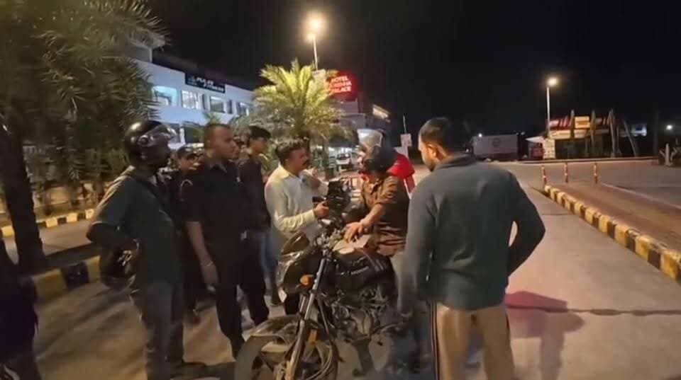 देहरादून के हरिद्वार बायपास रोड पर कैलाश हॉस्पिटल मॉल के पास देर रात डिलीवरी बॉय के साथ मारपीट का वीडियो वायरल हो रहा है।
वीडियो में एक आर्मी जवान और सुरक्षा गार्ड द्वारा डिलीवरी बॉय के साथ लात-घूंसों से मारपीट करते हुए दिखाई देने का दावा किया जा रहा है। आरोप है कि डिलीवरी बॉय के माफी मांगने के बाद भी उसके साथ मारपीट जारी रही।
घटना का वीडियो सोशल मीडिया पर तेजी से वायरल हो रहा है। मामले में पुलिस की ओर से क्या कार्रवाई की गई, इसकी जानकारी का इंतजार है।
#ViralVideo #Dehradun #Uttarakhand #DeliveryBoy #HaridwarBypass #ViralNews #DehradunNews