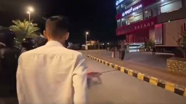 डिलीवरी बॉय से मारपीट का वीडियो वायरल
खुद को आर्मी जवान बताने वाले व्यक्ति पर कार्रवाई की मांग
देहरादून। जोगीवाला क्षेत्र से डिलीवरी बॉय के साथ मारपीट और गाली-गलौज का वीडियो सोशल मीडिया पर वायरल हो रहा है।
वीडियो में एक व्यक्ति खुद को आर्मी का जवान बताते हुए डिलीवरी बॉय से मारपीट करता दिखाई दे रहा है। बताया जा रहा है कि डिलीवरी बॉय के माफी मांगने के बावजूद आरोपी का गुस्सा शांत नहीं हुआ और उसने उसके साथ मारपीट जारी रखी।
वीडियो वायरल होने के बाद लोगों ने एसएसपी प्रमेंद्र डोबाल और देहरादून पुलिस से मामले का संज्ञान लेकर आरोपी के खिलाफ सख्त कार्रवाई की मांग की है।