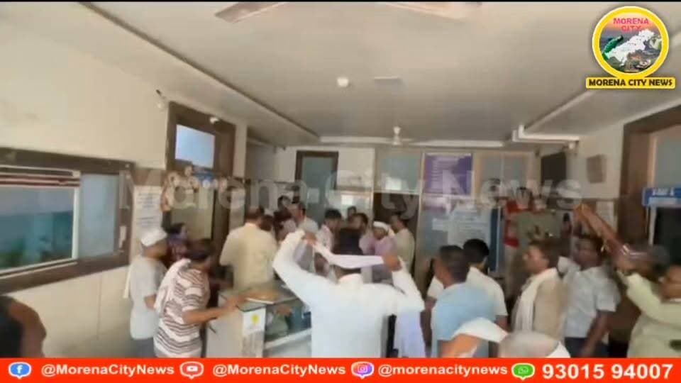 बांदिल नर्सिंग होम में 27 वर्षीय युवक की मौ.त, परिजनों ने किया हंगामा, ओवरडोज का आरोप
मुरैना। बाल निकेतन रोड स्थित बांदिल नर्सिंग होम एंड हॉस्पिटल में 27 वर्षीय युवक की मौ.त के बाद परिजनों ने हंगामा कर दिया। मृ.तक की पहचान राहुल पुत्र रामहेत जाटव, निवासी ग्राम सहराना, थाना सिविल लाइन, मुरैना के रूप में हुई है।
जानकारी के अनुसार, राहुल का एक्सीडेंट में पैर टूट गया था, जिसके बाद उसे इलाज के लिए बांदिल नर्सिंग होम में भर्ती कराया गया था। इलाज के दौरान उसकी मौ.त हो गई।
युवक की मौ.त के बाद परिजनों ने अस्पताल प्रबंधन पर गंभीर आरोप लगाए हैं। परिजनों का आरोप है कि इलाज के दौरान ओवरडोज दिए जाने के बाद राहुल की तबीयत बिगड़ी और उसकी मौ.त हो गई। हालांकि, इन आरोपों की स्वतंत्र पुष्टि अभी नहीं हुई है।
राहुल की मौ.त की खबर मिलते ही परिजन अस्पताल पहुंचे और हंगामा शुरू कर दिया। घटना के बाद अस्पताल में स्थिति को लेकर परिजनों और अस्पताल प्रबंधन के बीच विवाद की स्थिति बन गई।
अस्पताल प्रबंधन का पक्ष सामने नहीं आया
मामले में बांदिल नर्सिंग होम एंड हॉस्पिटल प्रबंधन का पक्ष अभी सामने नहीं आया है। युवक की मौ.त की वास्तविक वजह क्या रही, यह जांच और मेडिकल रिपोर्ट आने के बाद ही स्पष्ट हो सकेगा।
#morena #मुरैना