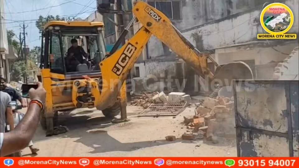 अतिक्रमण हटाने पहुंची नगर निगम की टीम को धमकी, फिर चला बुलडोजर
मुरैना। वार्ड क्रमांक 13 स्थित केशव कॉलोनी में अतिक्रमण हटाने पहुंची नगर निगम की टीम को कार्रवाई के दौरान कथित तौर पर धमकी दिए जाने का मामला सामने आया है। इसके बावजूद नगर निगम का अमला पीछे नहीं हटा और मौके पर अतिक्रमण के खिलाफ कार्रवाई करते हुए बुलडोजर चलाया गया।
बताया जा रहा है कि नगर निगम की टीम अतिक्रमण हटाने के लिए मौके पर पहुंची थी। कार्रवाई के दौरान कुछ लोगों द्वारा टीम को धमकी दिए जाने की बात सामने आई। इसके बाद भी निगम अमले ने कार्रवाई जारी रखी और चिन्हित अतिक्रमण को हटाया।
कार्रवाई के दौरान मौके पर काफी हलचल देखने को मिली। नगर निगम की टीम ने बुलडोजर की मदद से अतिक्रमण हटाया। कार्रवाई के बाद इलाके में अतिक्रमण को लेकर एक बार फिर सवाल खड़े हो गए हैं।
नगर निगम अधिकारियों का कहना है कि नियमों के अनुसार चिन्हित अतिक्रमण के खिलाफ कार्रवाई की गई है।
#मुरैना #morena