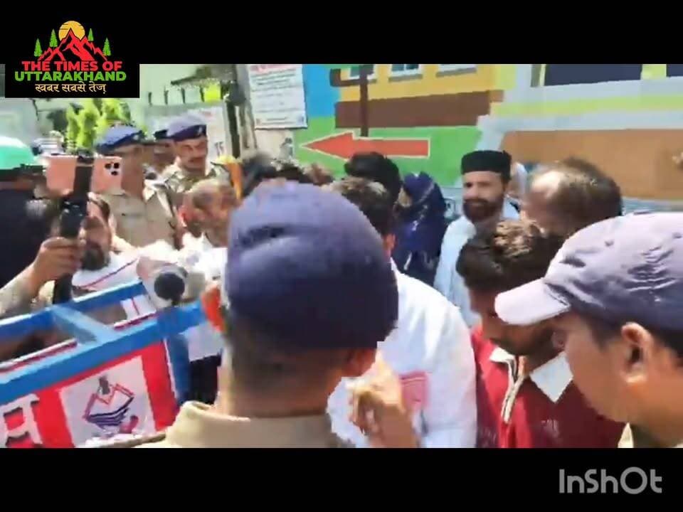 जब किच्छा में मतदान स्थल पर कांग्रेस प्रत्याशी राजेश सिंह और थानाध्यक्ष दिनेशपुर पंकज कुमार की हुई तीखी जबसदस्त बहस..
#Rajesh Shukla# Rajkumar Thukral Tilak Raj Behar Ganesh गोदियाल
Udham Singh Nagar Police Uttarakhand Rudrapur online RUDRAPUR CITY Rajesh Shukla