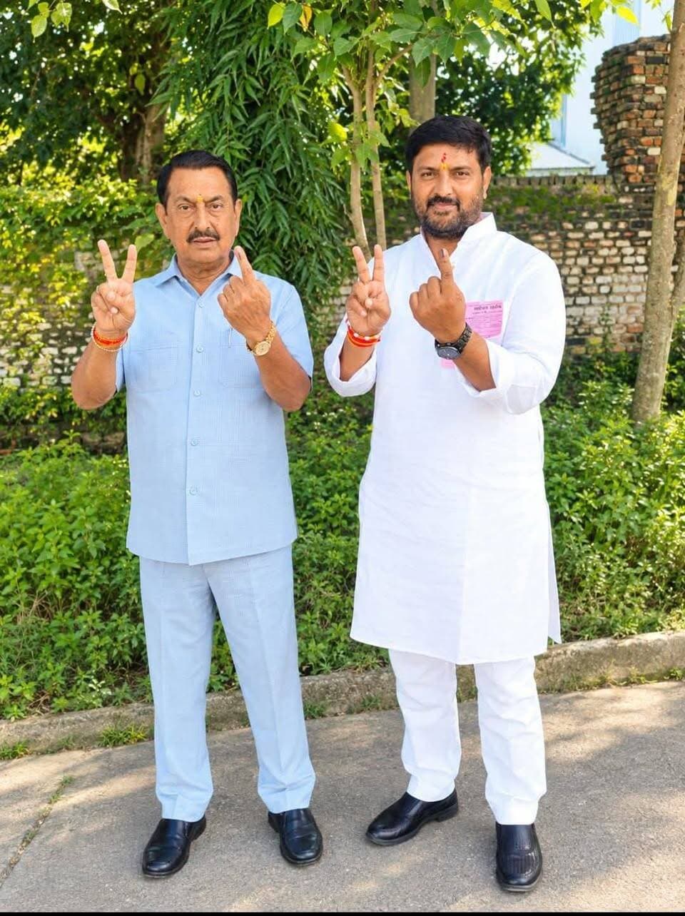 किच्छा नगर पालिका चुनाव में किच्छा से विधायक तिलक राज बेड व कांग्रेस प्रत्याशी राजेश प्रताप सिंह ने अपनी धर्मपत्नी सहित डालें अपने वोट..
𝑭𝒐𝒍𝒍𝒐𝒘𝒆𝒓𝒔. Rudrapur online Tilak Raj Behar