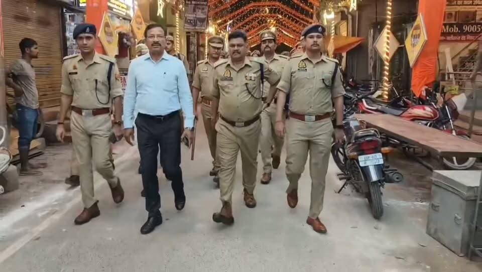 बहराइच शहर में डीएम राजेश कुमार पांडेय, एसपी विश्वजीत श्रीवास्तव ने गणेश प्रतिमा पंडालों का लिया जायजा, पीपल चौराहा, गुदड़ी, काजीपुरा, घंटाघर, ब्राह्मणीपुरा पंडाल में जाकर भगवान गणेश का लिया आशीर्वाद ।
#highlightseveryone
#folowerseveryone
#DMBahraich
#SPBahraich
#bahraichup40