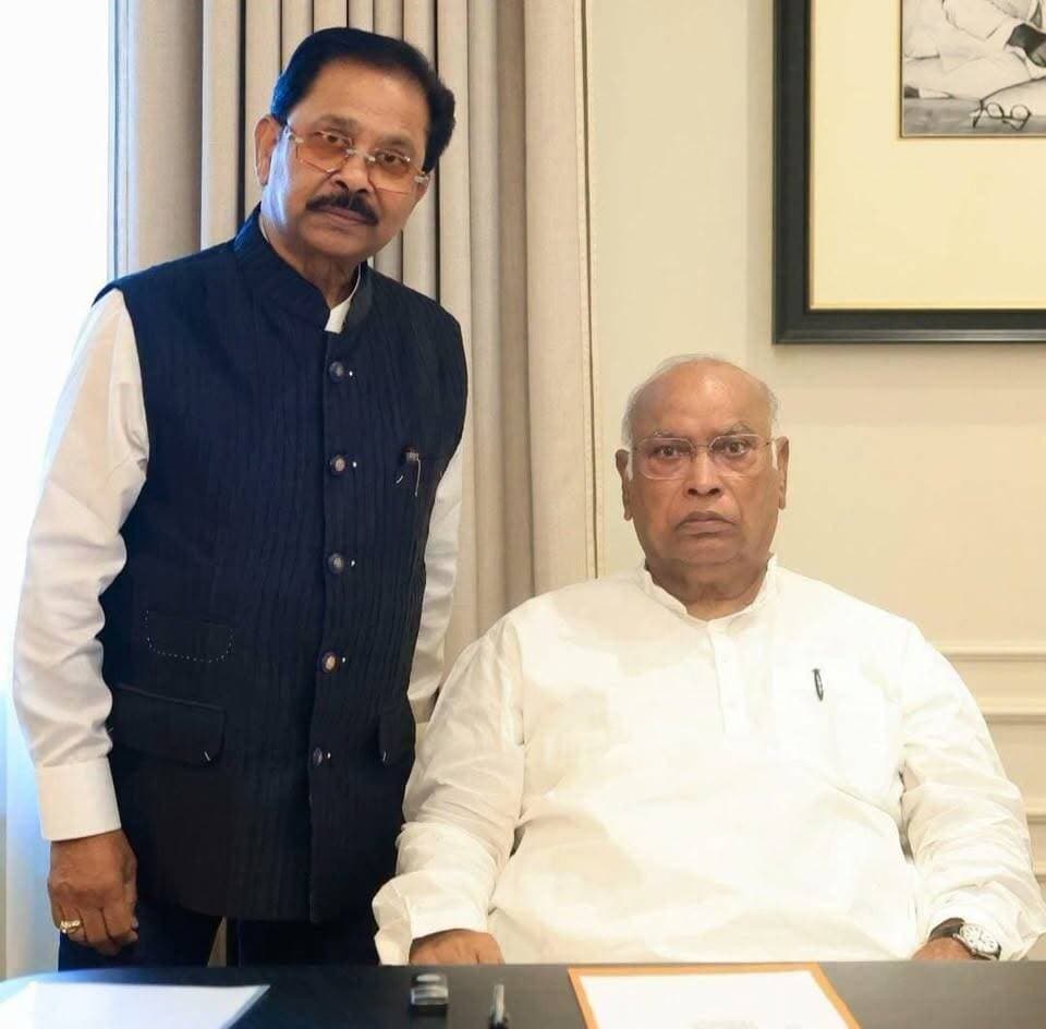 लोहरदगा छोटा जिला है लेकिन यहां लोग बड़े-बड़े हस्तियां है
फिर भी क्या कमी है लोहरदगा में कमेंट बॉक्स में