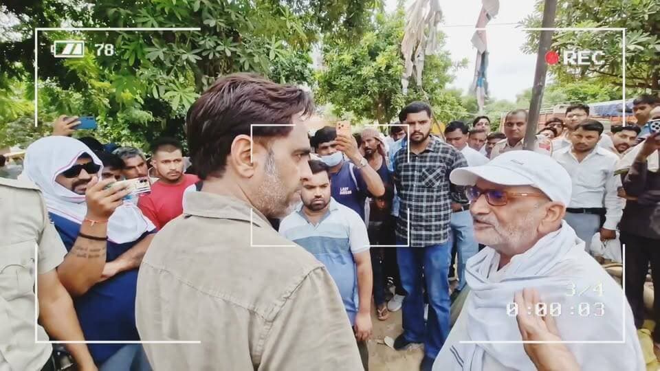 फूटपाथ पर अवैध कब्जा हटाने गए डीटीपी आर एस भाट का जब हुआ एक बुजुर्ग से सामने ।