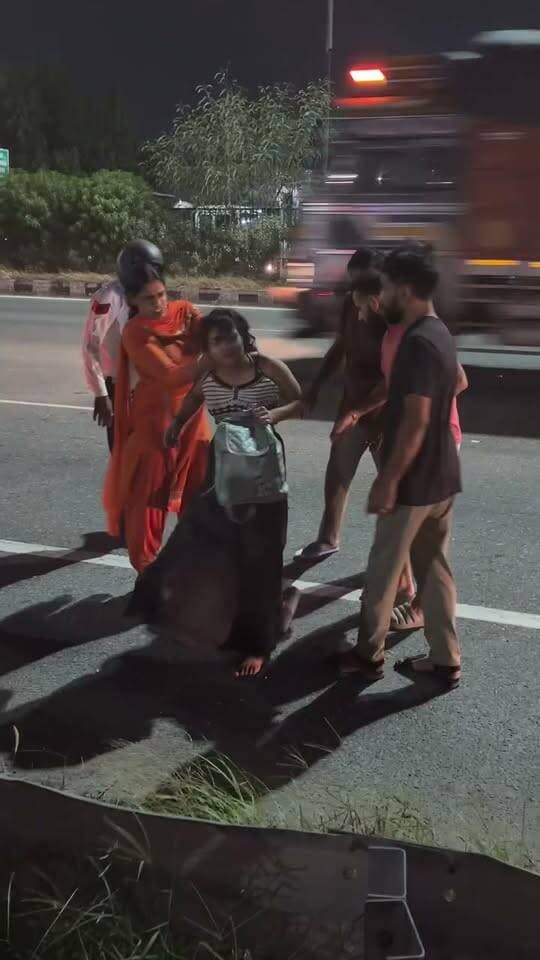 रोड पर शराब के नशे में घुम रही महिला को महिला ने मारे थप्पड़ पर थप्पड़। कौन है यह महिला?