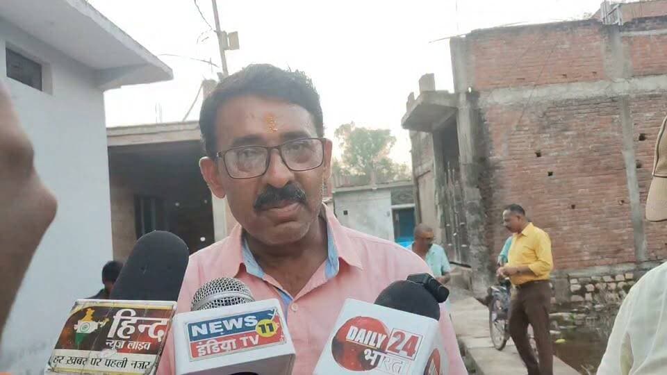 चित्रकूट से इस वक्त की खबर है, जहां नगर पालिका परिषद के वार्ड नंबर 21 शास्त्री नगर में विकास कार्यों को गति देने की दिशा में एक और कदम उठाया गया है।
सेवा पखवाड़ा के तहत शास्त्री नगर में करीब 36 लाख रुपये की लागत से नाली और सीसी सड़क निर्माण कार्य का भूमि पूजन किया गया।
अधिशासी अधिकारी राजकिशोर वर्मा की मौजूदगी में वार्ड सभासद शंकर प्रसाद यादव ने भूमि पूजन कर निर्माण कार्य का शुभारंभ किया।
यह निर्माण कार्य विनोद सोनी के घर से अभिषेक मिश्रा के घर तक कराया जाएगा। इससे जहां स्थानीय लोगों को आवागमन में सुविधा मिलेगी, वहीं जल निकासी की समस्या से भी राहत मिलने की उम्मीद है।
सभासद शंकर यादव ने विकास कार्य के लिए नगर पालिका अध्यक्ष नरेंद्र गुप्ता और अधिशासी अधिकारी का आभार जताया।
वहीं अधिशासी अधिकारी राजकिशोर वर्मा ने बताया कि करीब 36 लाख रुपये की लागत से नाली और सीसी सड़क का निर्माण कराया जा रहा है, जिसका उद्देश्य वार्डवासियों को बेहतर सड़क और जल निकासी की सुविधा उपलब्ध कराना है।
भूमि पूजन कार्यक्रम में नगर पालिका अध्यक्ष नरेंद्र गुप्ता, अवर अभियंता शुभम तिवारी, ठेकेदार सुरेश पांडे समेत नगर पालिका के अधिकारी-कर्मचारी, स्थानीय जनप्रतिनिधि और बड़ी संख्या में वार्डवासी मौजूद रहे।
स्थानीय लोगों ने विकास कार्य शुरू होने पर खुशी जताते हुए उम्मीद जताई कि निर्माण पूरा होने के बाद शास्त्री नगर में सड़क और जल निकासी की समस्या काफी हद तक दूर होगी।