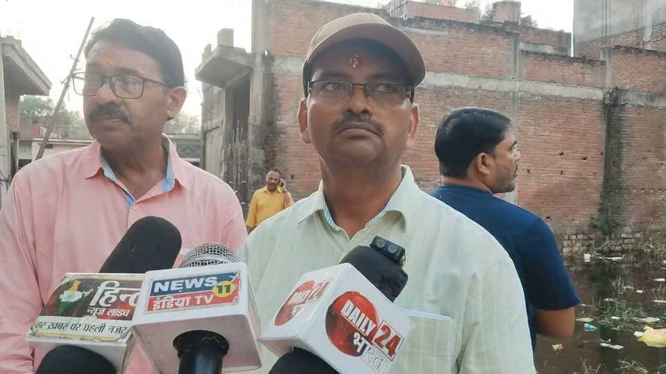 चित्रकूट से इस वक्त की खबर है, जहां नगर पालिका परिषद के वार्ड नंबर 21 शास्त्री नगर में विकास कार्यों को गति देने की दिशा में एक और कदम उठाया गया है।
सेवा पखवाड़ा के तहत शास्त्री नगर में करीब 36 लाख रुपये की लागत से नाली और सीसी सड़क निर्माण कार्य का भूमि पूजन किया गया।
अधिशासी अधिकारी राजकिशोर वर्मा की मौजूदगी में वार्ड सभासद शंकर प्रसाद यादव ने भूमि पूजन कर निर्माण कार्य का शुभारंभ किया।
यह निर्माण कार्य विनोद सोनी के घर से अभिषेक मिश्रा के घर तक कराया जाएगा। इससे जहां स्थानीय लोगों को आवागमन में सुविधा मिलेगी, वहीं जल निकासी की समस्या से भी राहत मिलने की उम्मीद है।
सभासद शंकर यादव ने विकास कार्य के लिए नगर पालिका अध्यक्ष नरेंद्र गुप्ता और अधिशासी अधिकारी का आभार जताया।
वहीं अधिशासी अधिकारी राजकिशोर वर्मा ने बताया कि करीब 36 लाख रुपये की लागत से नाली और सीसी सड़क का निर्माण कराया जा रहा है, जिसका उद्देश्य वार्डवासियों को बेहतर सड़क और जल निकासी की सुविधा उपलब्ध कराना है।
भूमि पूजन कार्यक्रम में नगर पालिका अध्यक्ष नरेंद्र गुप्ता, अवर अभियंता शुभम तिवारी, ठेकेदार सुरेश पांडे समेत नगर पालिका के अधिकारी-कर्मचारी, स्थानीय जनप्रतिनिधि और बड़ी संख्या में वार्डवासी मौजूद रहे।
स्थानीय लोगों ने विकास कार्य शुरू होने पर खुशी जताते हुए उम्मीद जताई कि निर्माण पूरा होने के बाद शास्त्री नगर में सड़क और जल निकासी की समस्या काफी हद तक दूर होगी।