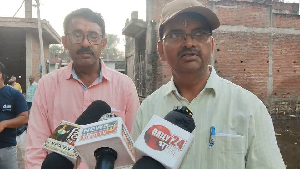 चित्रकूट से इस वक्त की खबर है, जहां नगर पालिका परिषद के वार्ड नंबर 21 शास्त्री नगर में विकास कार्यों को गति देने की दिशा में एक और कदम उठाया गया है।
सेवा पखवाड़ा के तहत शास्त्री नगर में करीब 36 लाख रुपये की लागत से नाली और सीसी सड़क निर्माण कार्य का भूमि पूजन किया गया।
अधिशासी अधिकारी राजकिशोर वर्मा की मौजूदगी में वार्ड सभासद शंकर प्रसाद यादव ने भूमि पूजन कर निर्माण कार्य का शुभारंभ किया।
यह निर्माण कार्य विनोद सोनी के घर से अभिषेक मिश्रा के घर तक कराया जाएगा। इससे जहां स्थानीय लोगों को आवागमन में सुविधा मिलेगी, वहीं जल निकासी की समस्या से भी राहत मिलने की उम्मीद है।
सभासद शंकर यादव ने विकास कार्य के लिए नगर पालिका अध्यक्ष नरेंद्र गुप्ता और अधिशासी अधिकारी का आभार जताया।
वहीं अधिशासी अधिकारी राजकिशोर वर्मा ने बताया कि करीब 36 लाख रुपये की लागत से नाली और सीसी सड़क का निर्माण कराया जा रहा है, जिसका उद्देश्य वार्डवासियों को बेहतर सड़क और जल निकासी की सुविधा उपलब्ध कराना है।
भूमि पूजन कार्यक्रम में नगर पालिका अध्यक्ष नरेंद्र गुप्ता, अवर अभियंता शुभम तिवारी, ठेकेदार सुरेश पांडे समेत नगर पालिका के अधिकारी-कर्मचारी, स्थानीय जनप्रतिनिधि और बड़ी संख्या में वार्डवासी मौजूद रहे।
स्थानीय लोगों ने विकास कार्य शुरू होने पर खुशी जताते हुए उम्मीद जताई कि निर्माण पूरा होने के बाद शास्त्री नगर में सड़क और जल निकासी की समस्या काफी हद तक दूर होगी।